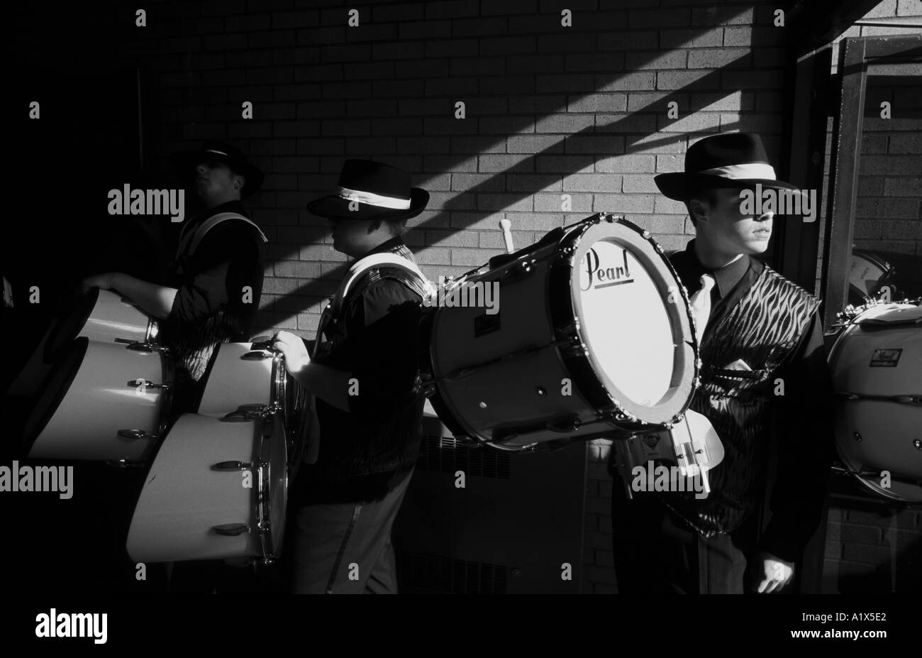 Marxching membri della band in attesa di riproduzione durante un high school band competition Foto Stock