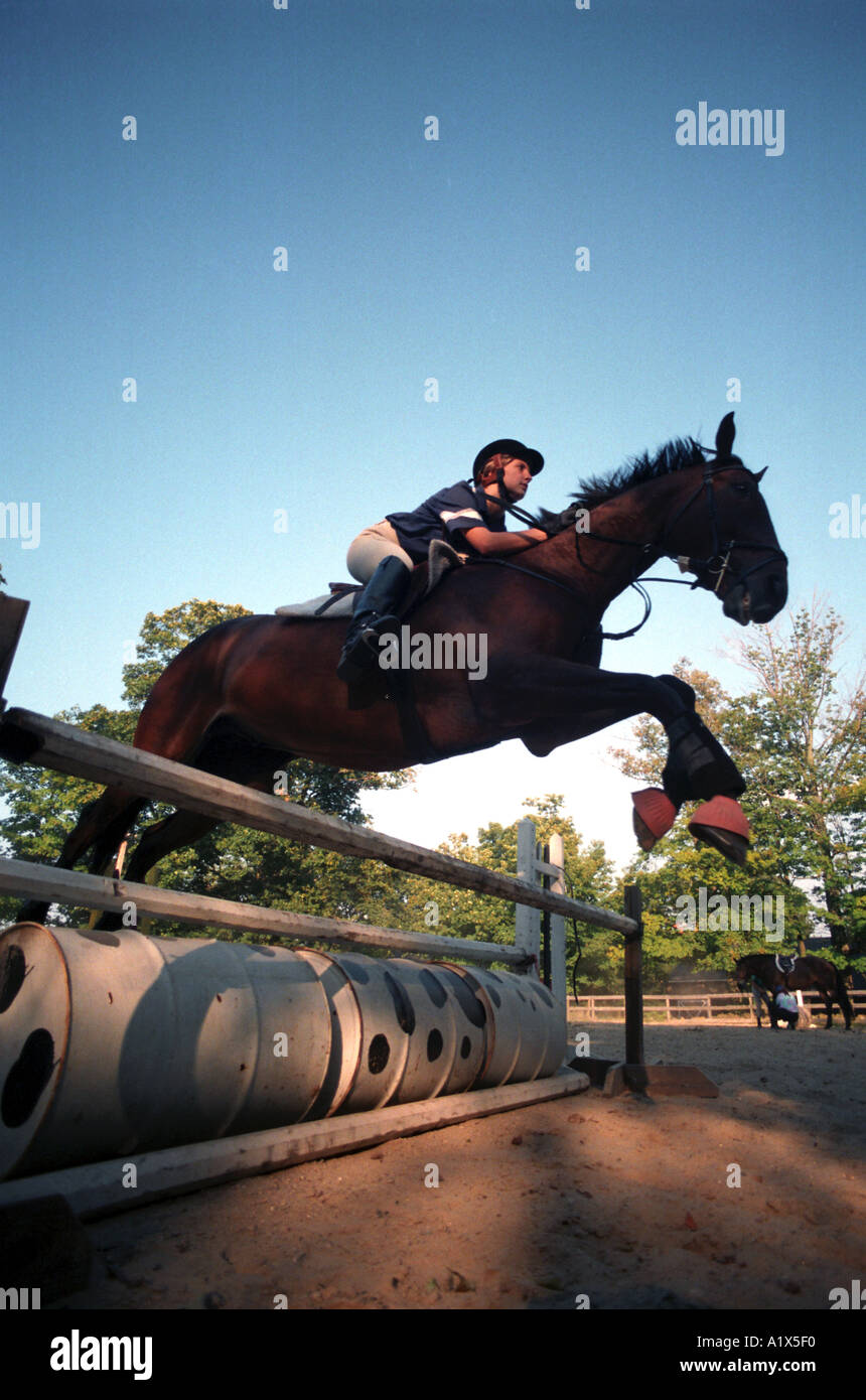 Ragazzina salta su un cavallo eventi equestri e la formazione Foto Stock