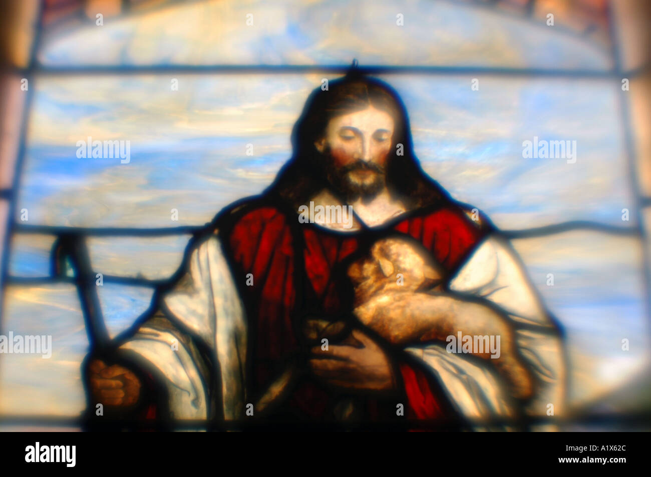 Gesù e l'agnello di Dio antiche vetrate in una chiesa cattolica Foto Stock