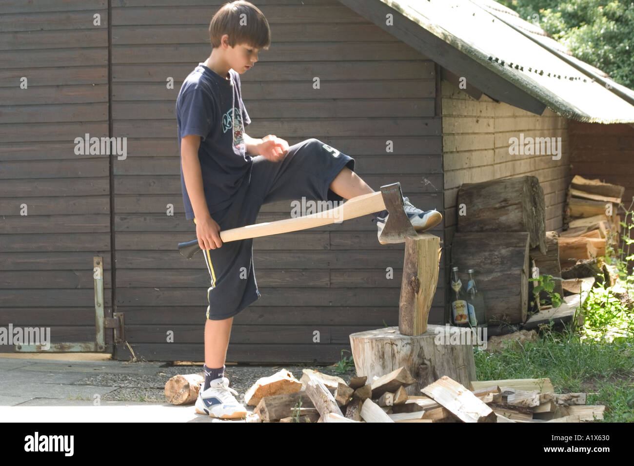 Un ragazzo di legno di spacco la gente Giura svevo vicino a sigmaringen Germania Sig. Nr 0010 Foto Stock
