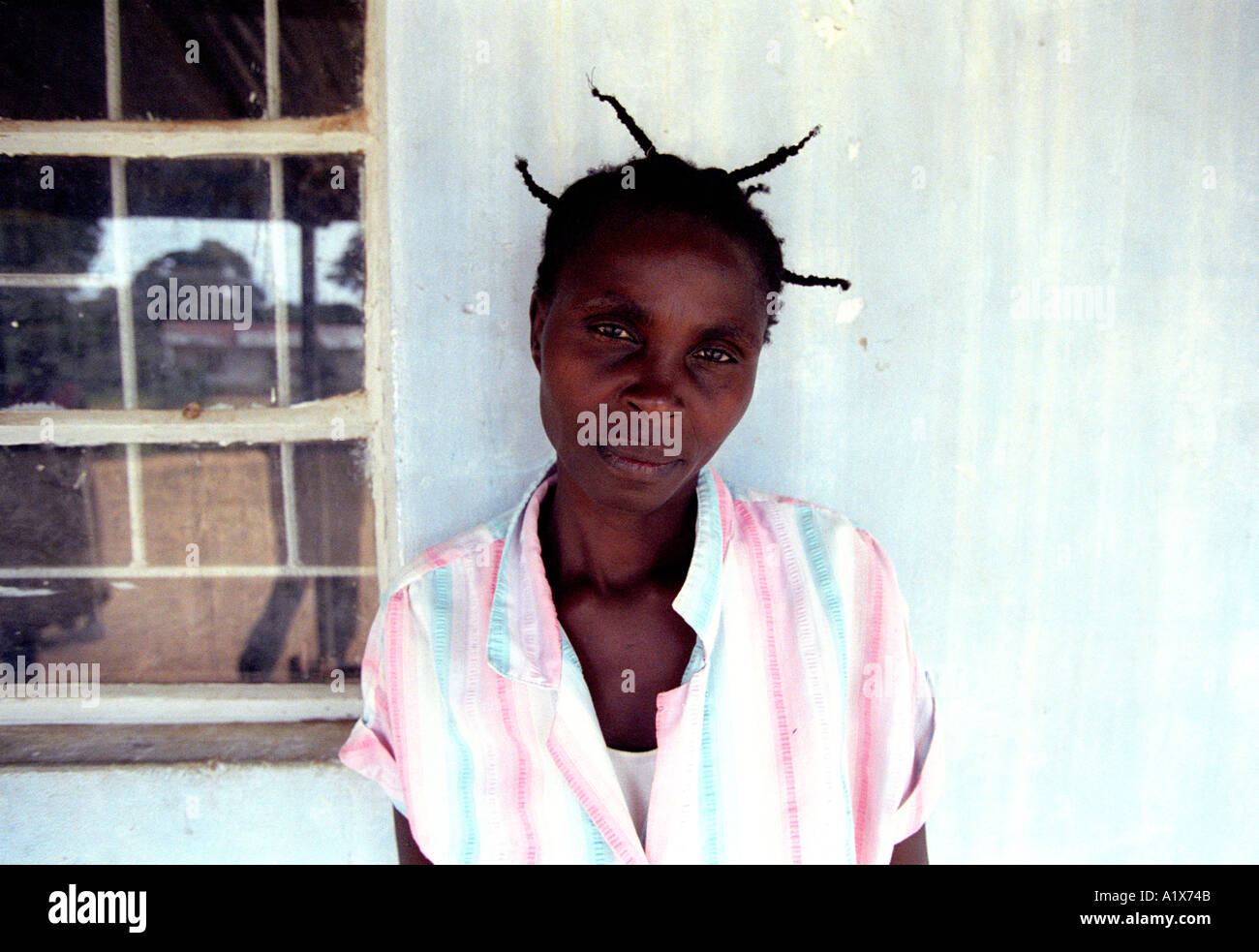 Donna seduta al di fuori del suo negozio Kobombo Africa Zambia Foto Stock