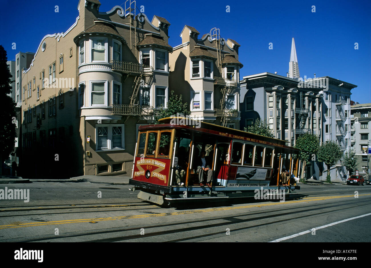 Stazione ferroviaria comunale filobus su pendenza ripida strada San Francisco California USA Foto Stock
