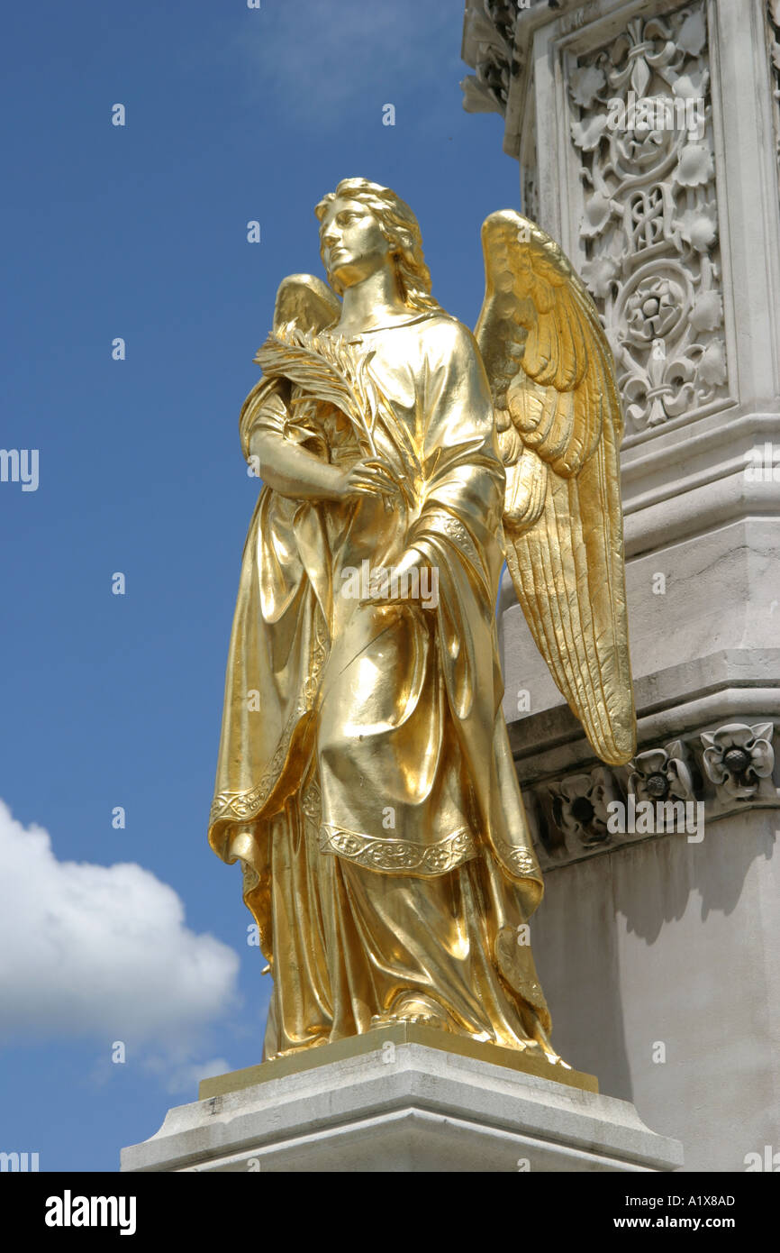 Angelo alla base della Vergine Maria statua fuori dalla cattedrale dell Assunzione a Zagabria in Croazia Foto Stock