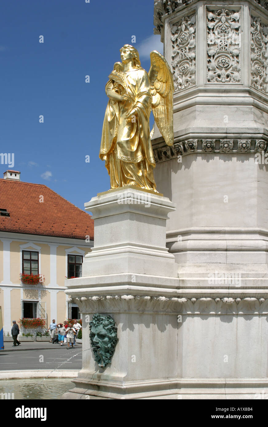 Angelo alla base della Vergine Maria statua fuori dalla cattedrale dell Assunzione a Zagabria in Croazia Foto Stock