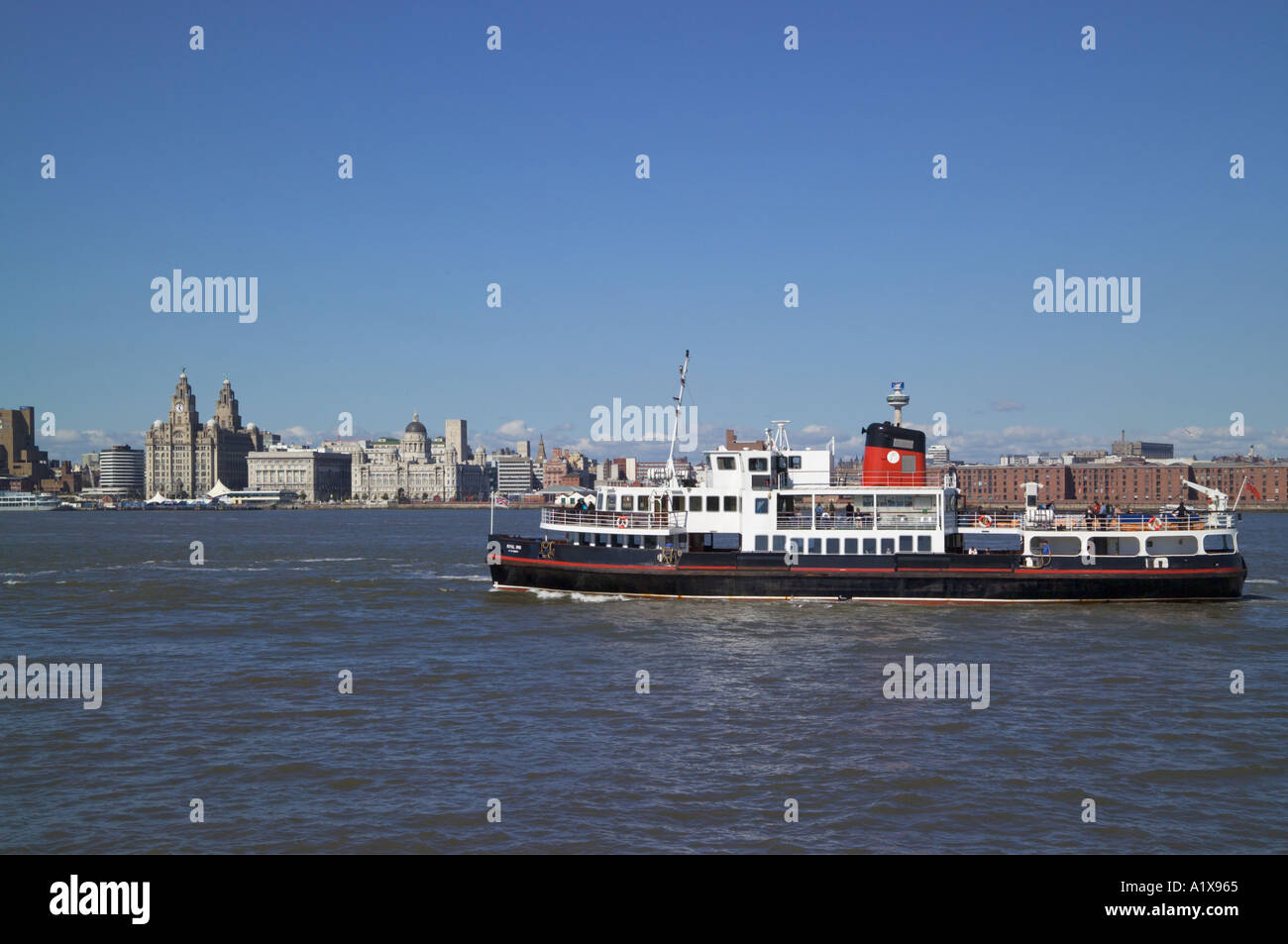 Lo Skyline di Liverpool traghetto e fiume Mersey Liverpool Merseyside England Foto Stock