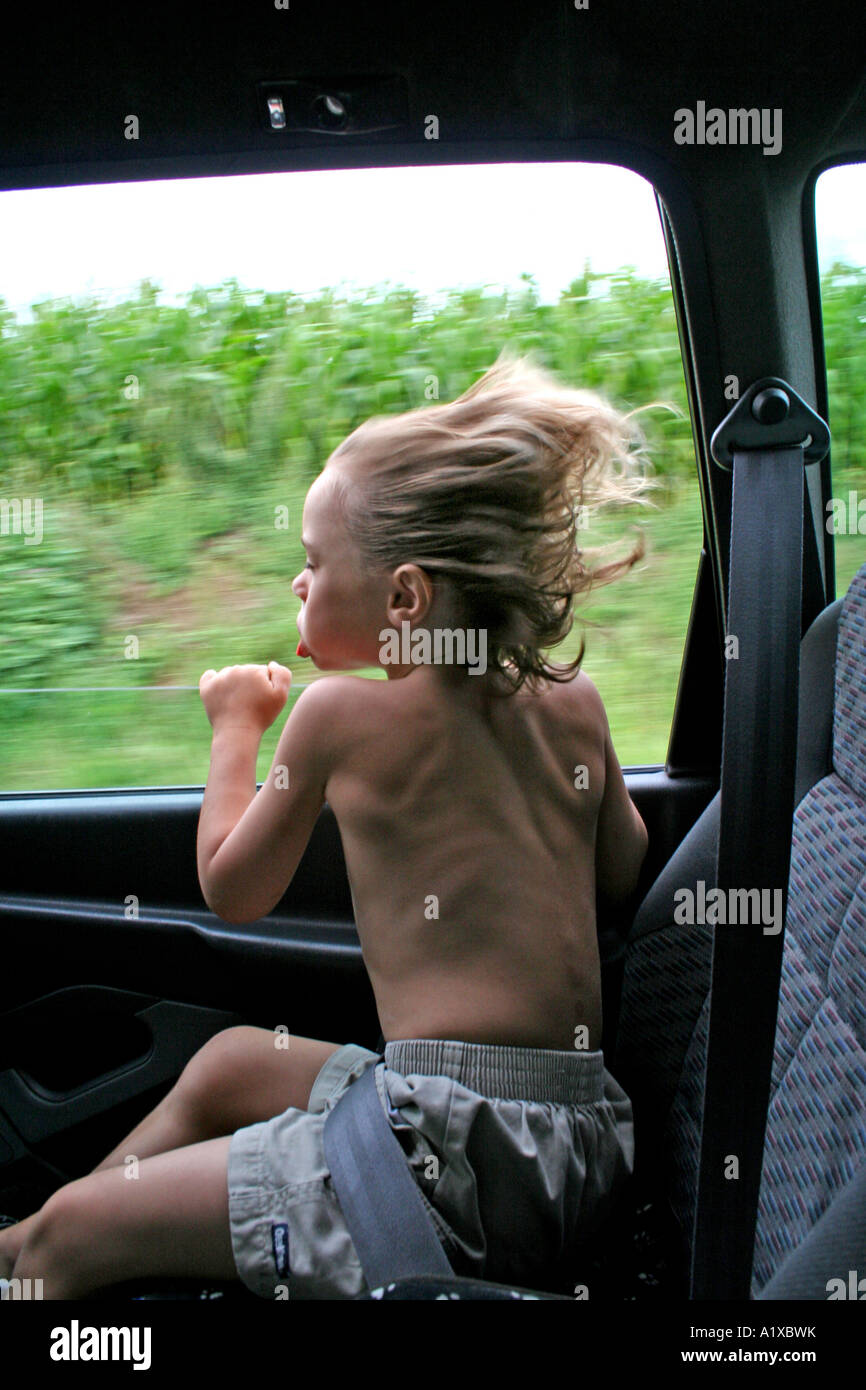 Bambino nel flusso di aria Foto Stock