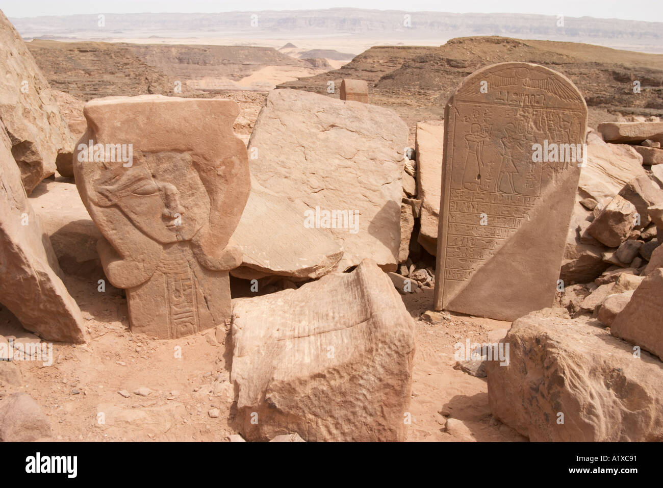 Una stele restaurata e un intaglio del dio Hathor a HathorTemple a Sarabit al Khadim Penisola del Sinai Egitto Foto Stock