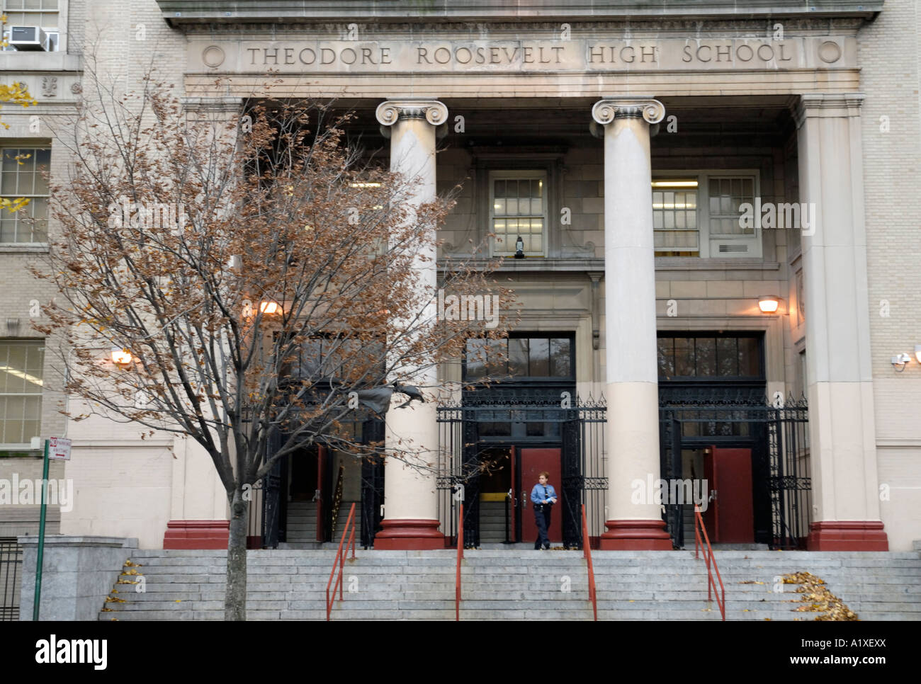 Vista frontale di Theodore Roosevelt High School nel Bronx Boro-New York Foto Stock