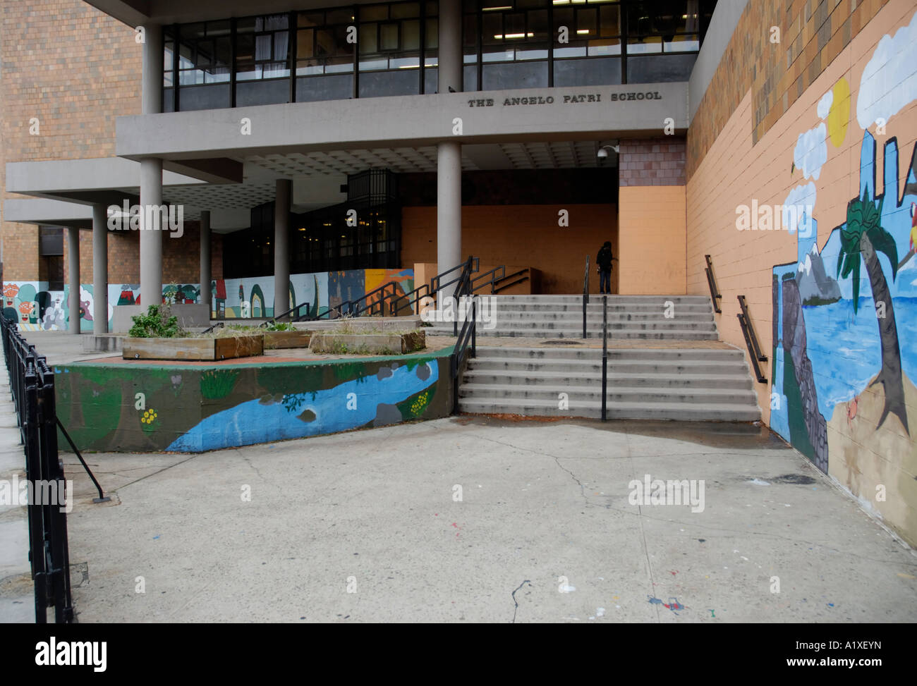 Vista anteriore dell'Angelo Patri scuola nel Bronx Boro New York la scuola serve una minoranza prevalentemente popolazione studentesca Foto Stock