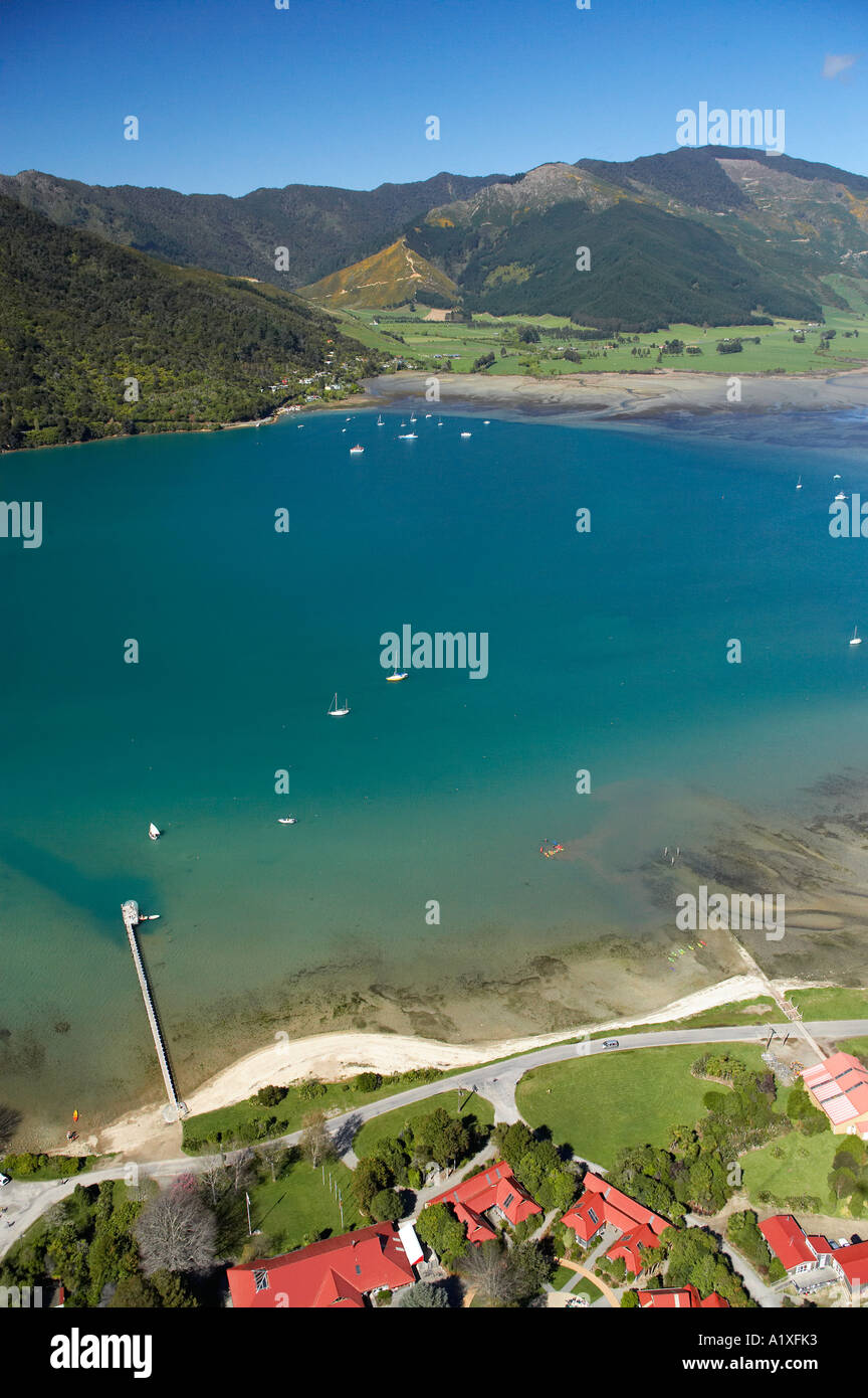 Verso l'esterno legato all'aperto Educazione scuola Grove braccio Marlborough Sounds Isola del Sud della Nuova Zelanda antenna Foto Stock