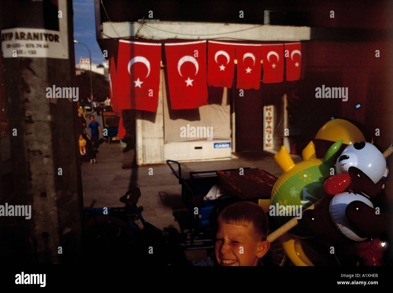 Un ragazzo la vendita di palloncini in konya turchia Foto Stock