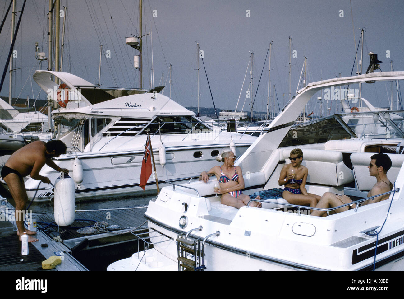 PORT SOLENT HAMPSHIRE persone abbienti godendo il loro tempo libero sulla loro barca IN MARINA Foto Stock
