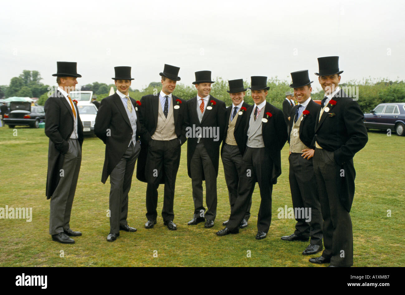 Signori vestiti per signore giorno Ascot gare, England Regno Unito Foto Stock