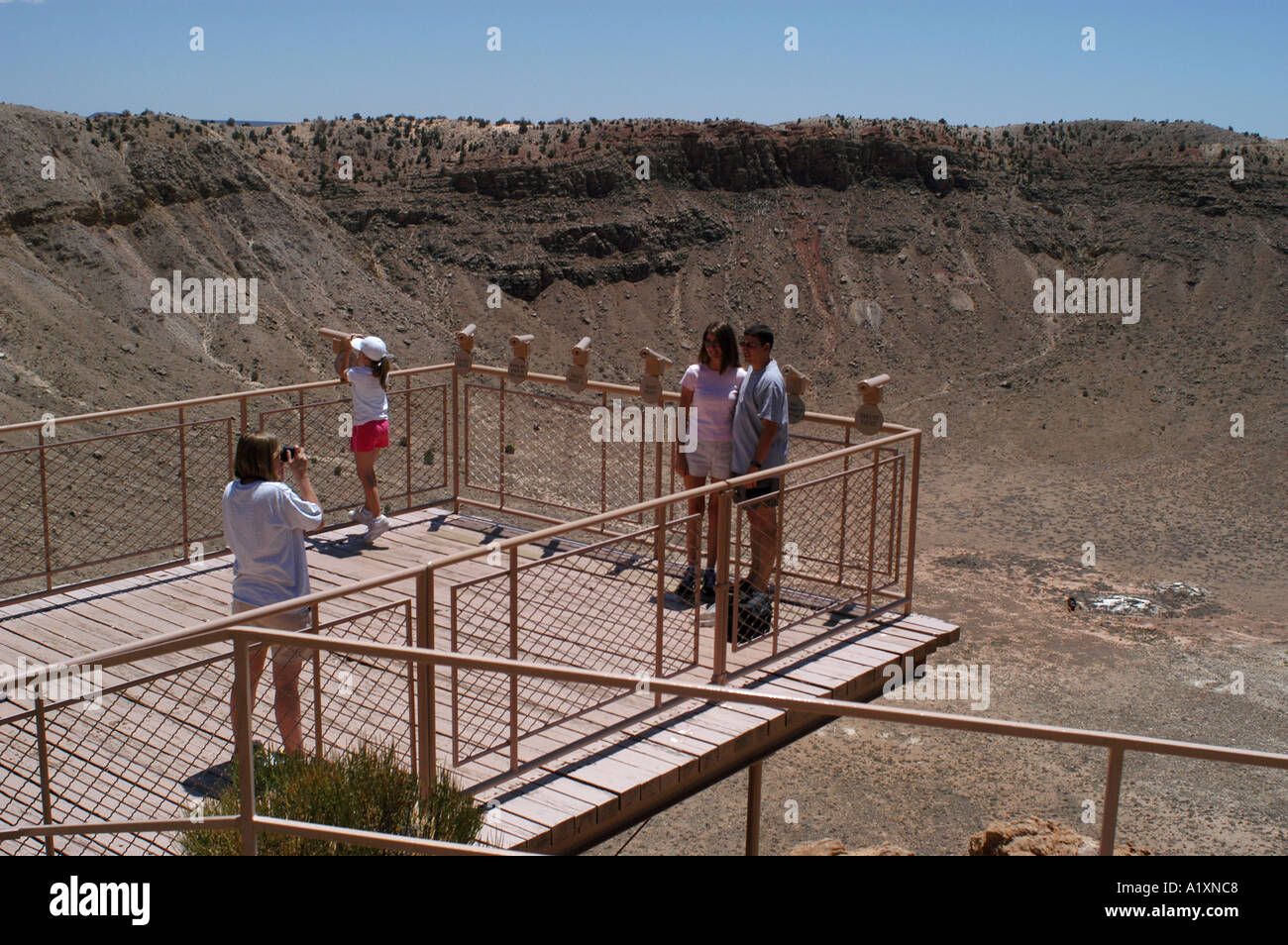 Visitatori stand su un piccolo legno piattaforma di visualizzazione che si affaccia su di un cratere di una meteora il sito di impatto di un grande meteorite è aperto come un attrazione turistica appena fuori la Interstate 40 Foto Stock