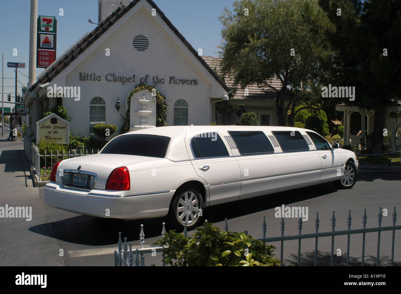 Una limousine stretch appartenente alla piccola cappella dei fiori uno dei molti nozze cappelle sul Las Vegas Boulevard la striscia Quick matrimoni sono ciò che Las Vegas è famosa per Foto Stock