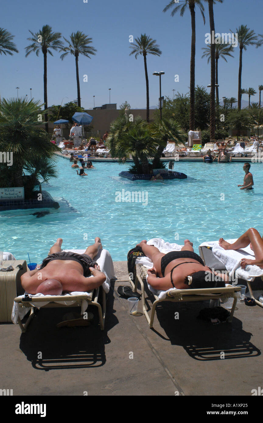 Gli ospiti dell'Hotel Luxor a prendere il sole sulle sdraio da una delle sei piscine Foto Stock