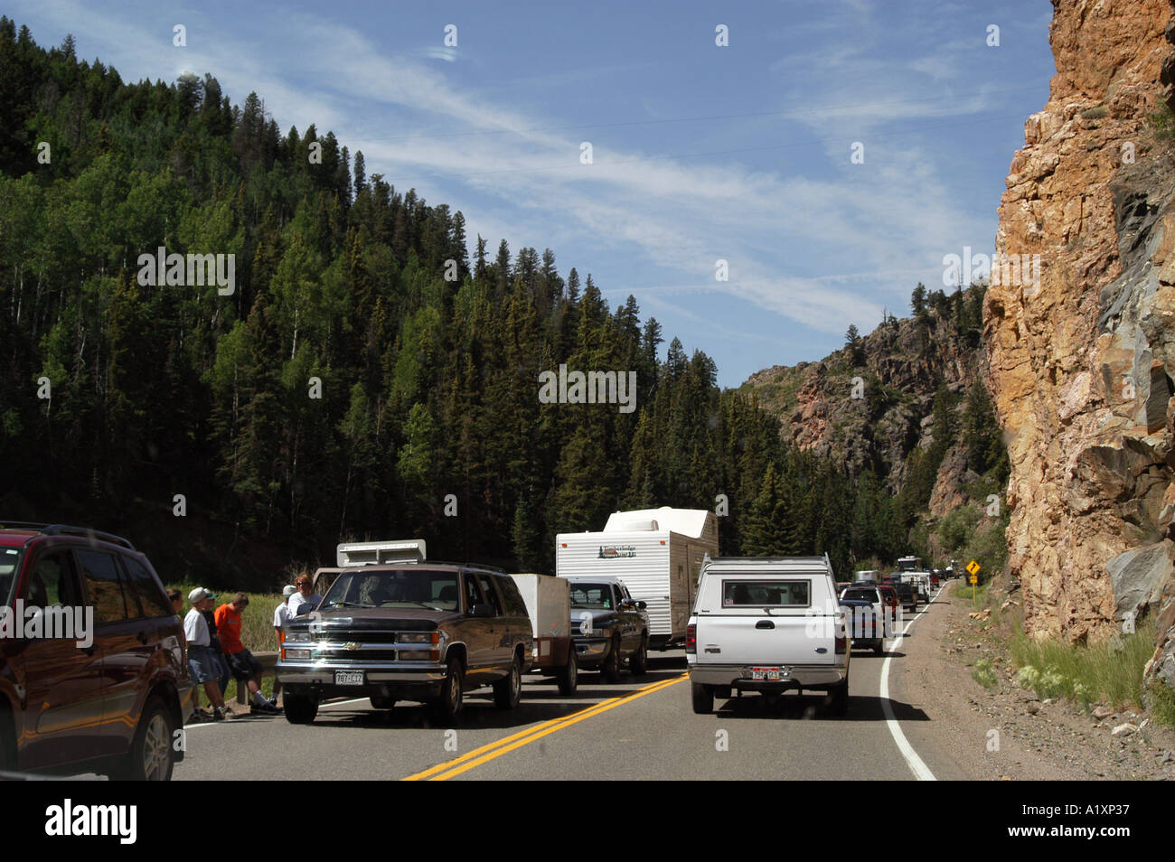 Area congestionata di traffico su una strada attraverso le Montagne Rocciose Foto Stock