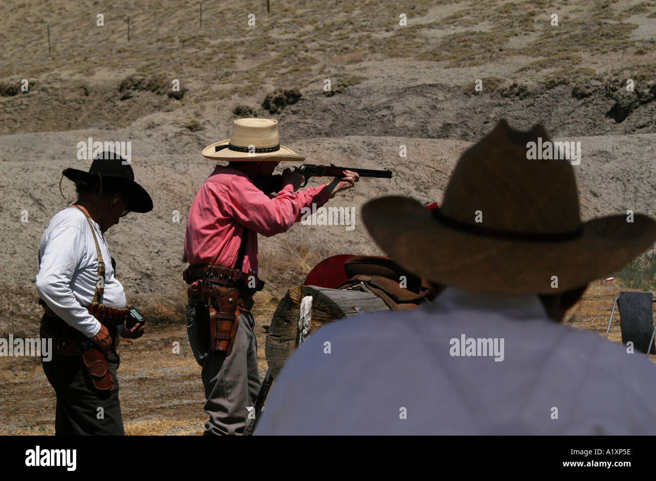 Membri del Colorado gun club la valle Comanche Vigilantes prendi la mira e spara durante un vestito re emanazione di scene del selvaggio West utilizzando armi da fuoco antiche Foto Stock