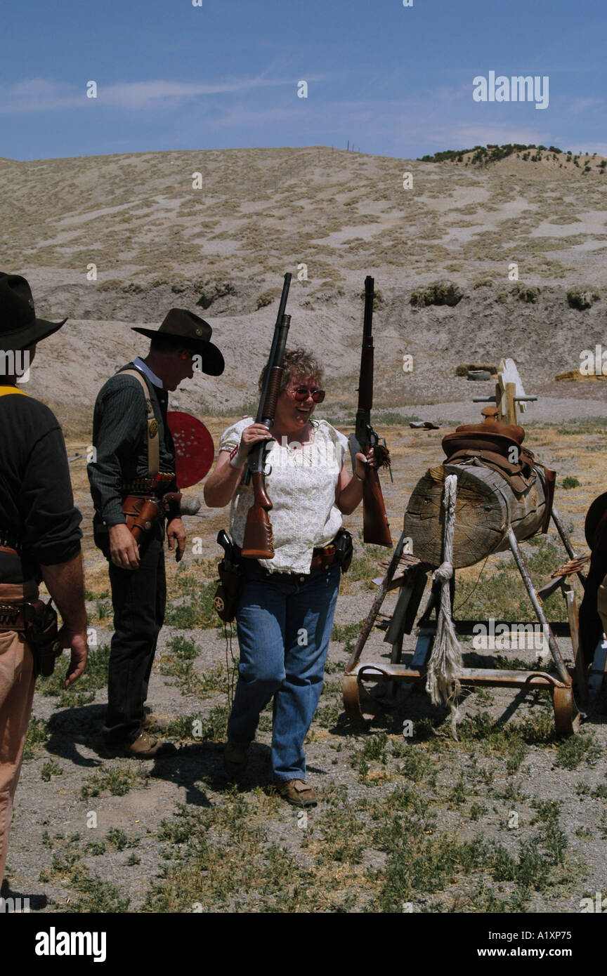 Membri del Colorado gun club la valle Comanche Vigilantes portano grandi fucili spararono durante un vestito re emanazione di scene del selvaggio West utilizzando armi da fuoco antiche Foto Stock