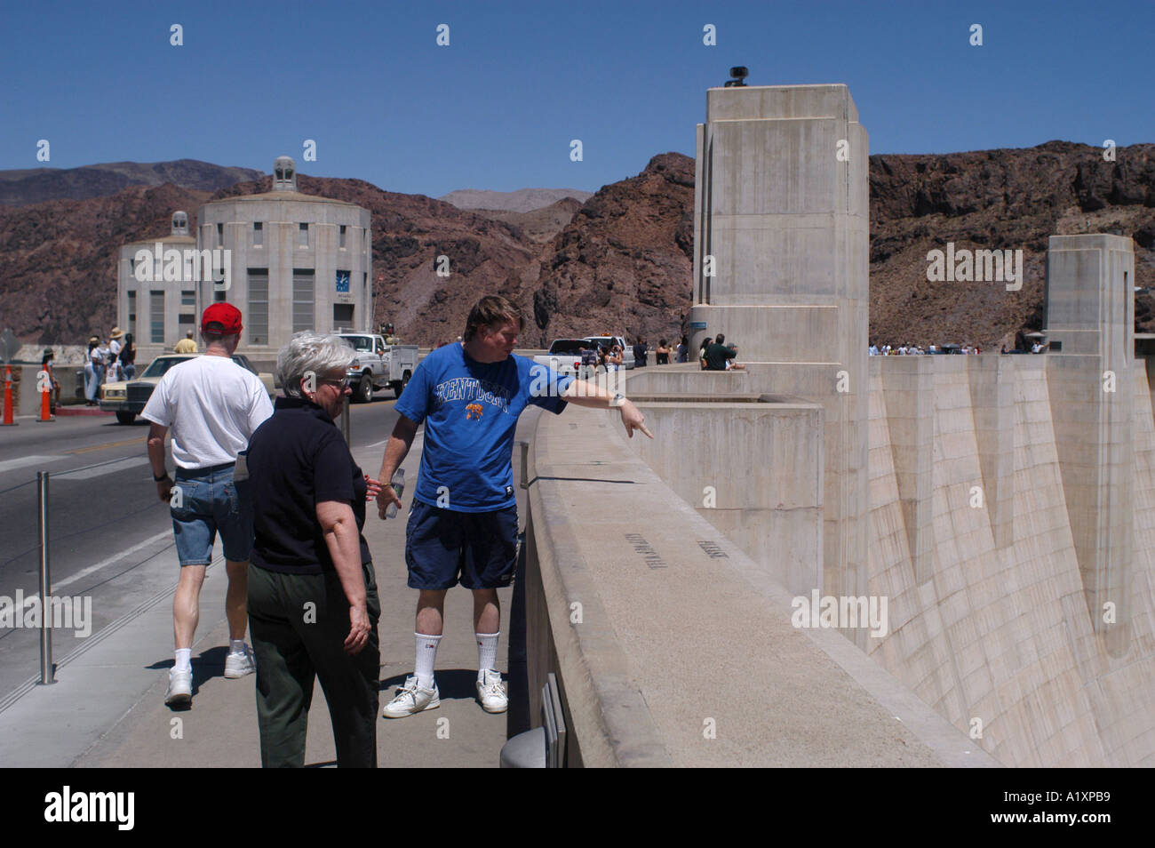 I turisti su 726 piedi di parete in calcestruzzo dello spanning del Black Canyon del Colorado come la più grande diga dell'emisfero occidentale la Diga di Hoover è diventato il Nevada s più popolare gioco d'azzardo non attrazione turistica la Diga di Hoover è stata costruita nel 1935 per controllare la violenta del Fiume Colorado e fornire acqua ed energia idroelettrica che ha portato all' allargamento e la continua crescita di Las Vegas vicino a Boulder City Foto Stock