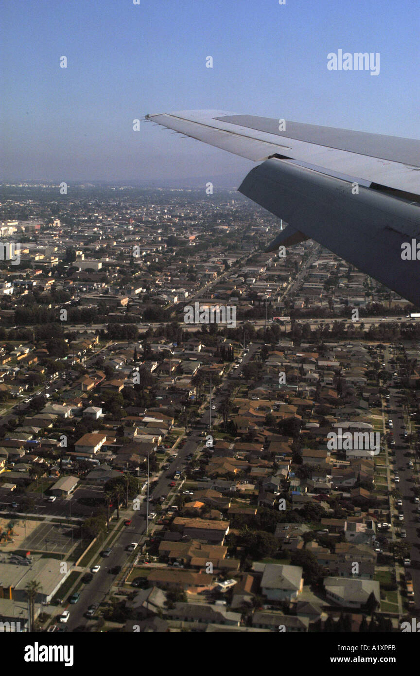 Il montante verticale di volare al di sopra della proliferazione urbana di Los Angeles, California, USA. Foto Stock