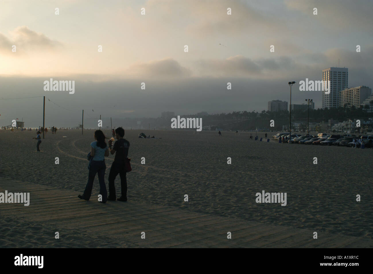 Giovane godendo di una passeggiata al tramonto sulla spiaggia di Santa Monica Beach, Los Angeles, California, Stati Uniti d'America Foto Stock