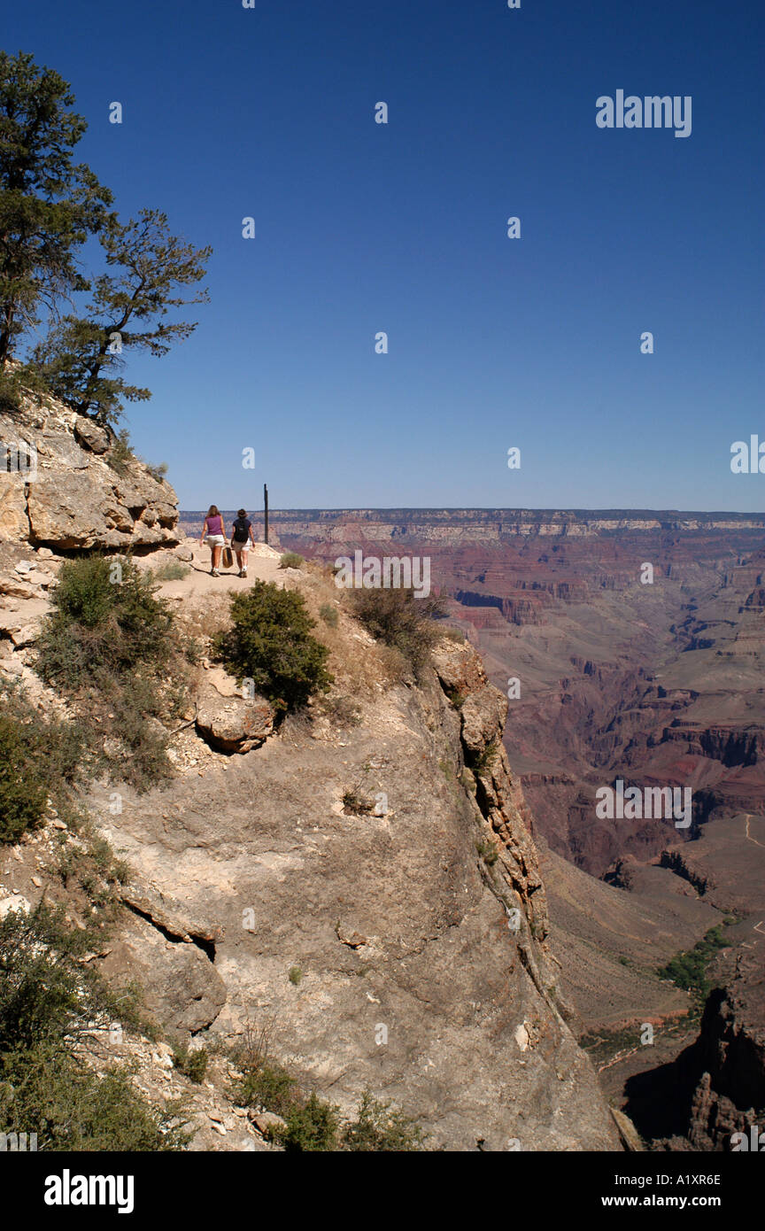 I turisti a camminare su un precipizio il Grand Canyon, Arizona USA. Foto Stock