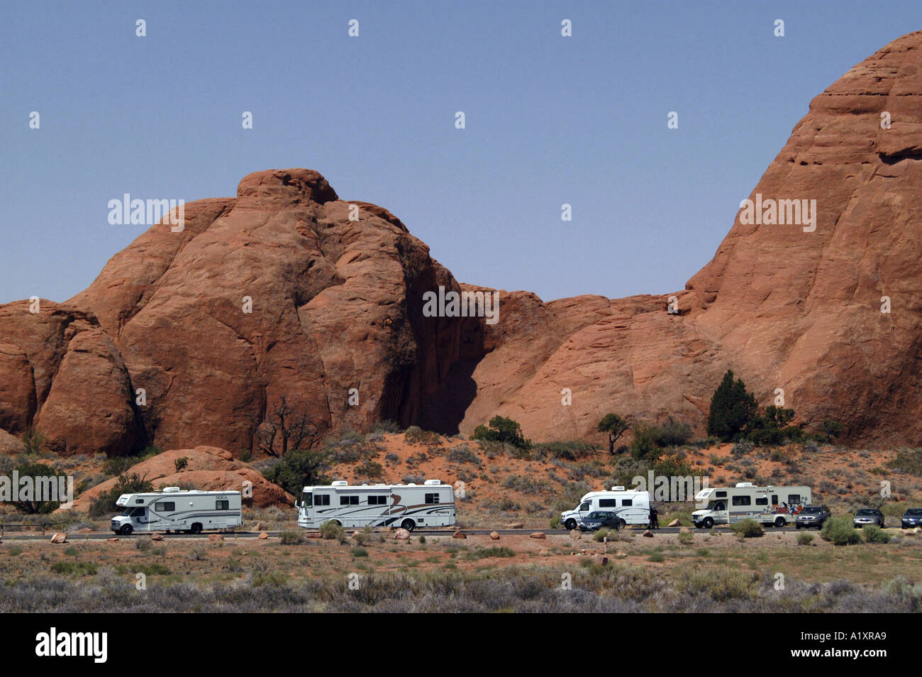 Veicoli parcheggiati Arches National Monument. Moab, Utah, Stati Uniti d'America Foto Stock