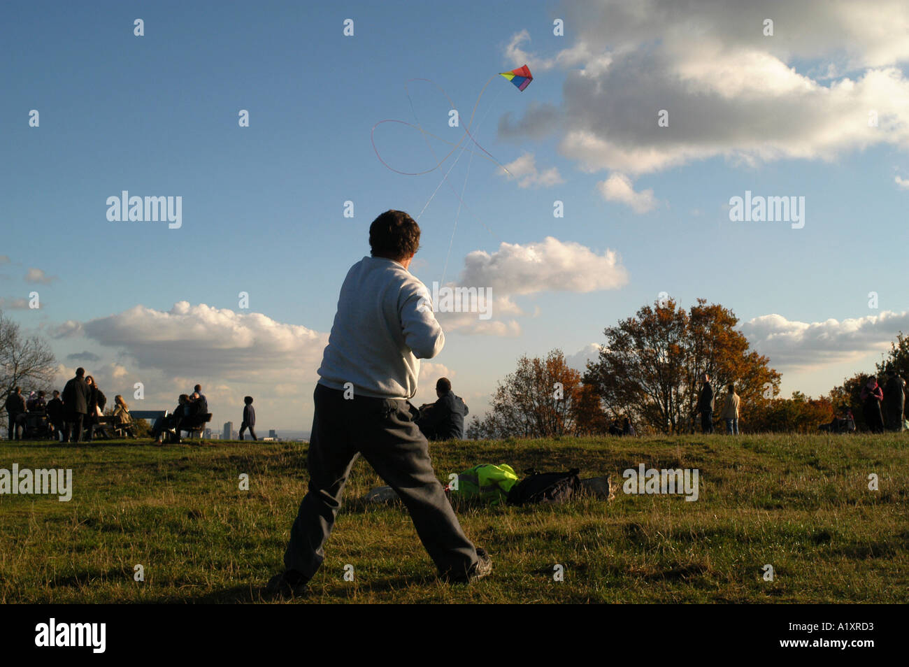 L'uomo volare un aquilone su Kite Hill Hampstead Heath in autunno Foto Stock