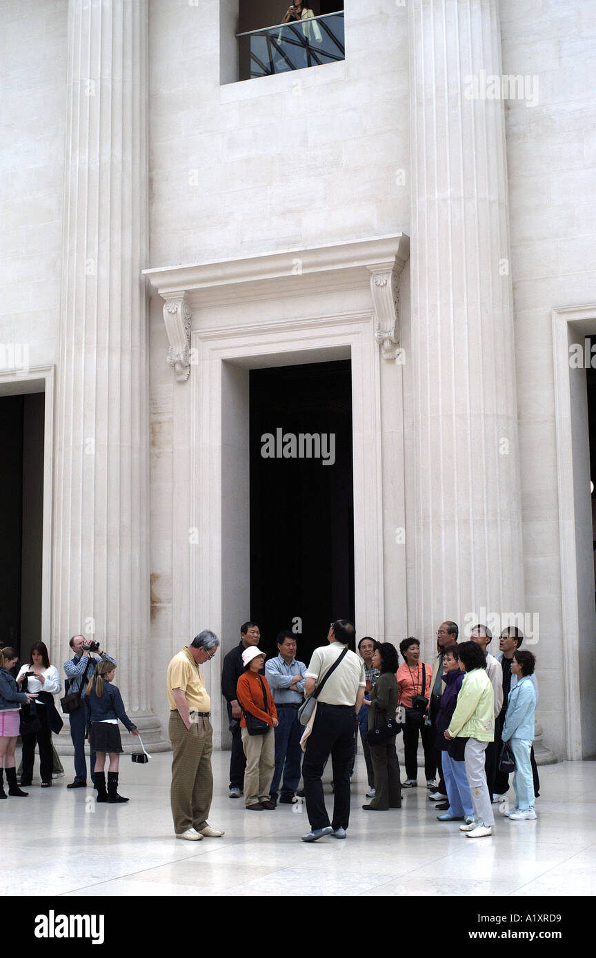 Gruppo di turisti giapponesi nel British Museum Foto Stock