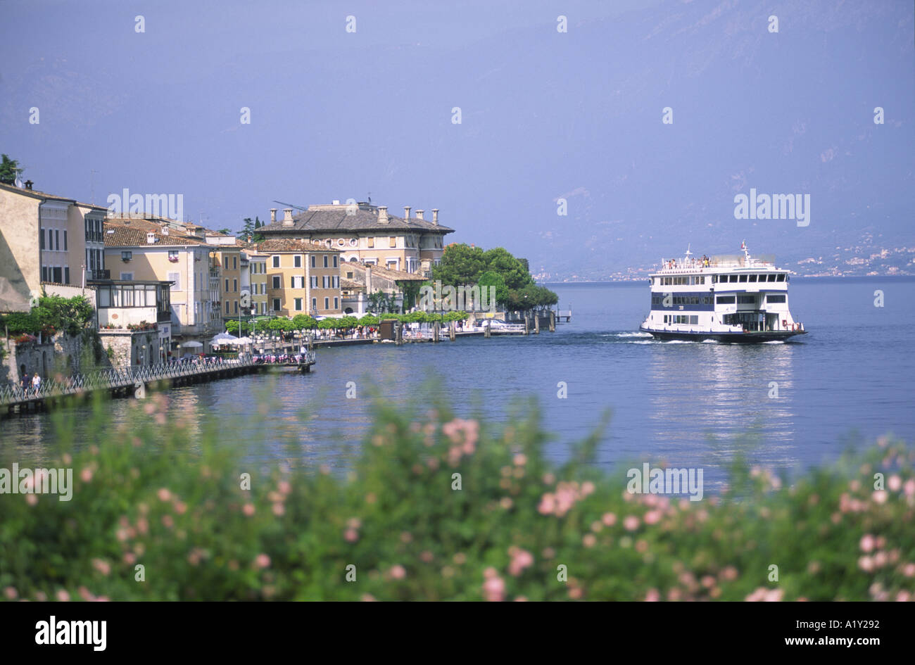 Una vista del traghetto a Gardone, Lago di Garda, Italia. Foto Stock