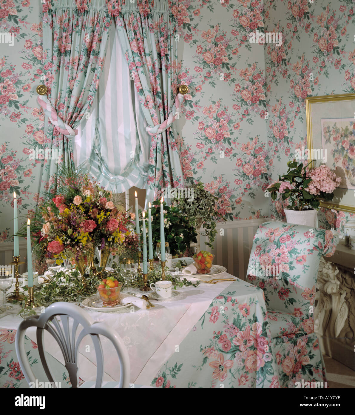 La sala da pranzo formale di tabella di impostazione del set di candele oscuranti tende di pizzo Alimento bevanda cup saucer motivo floreale Foto Stock