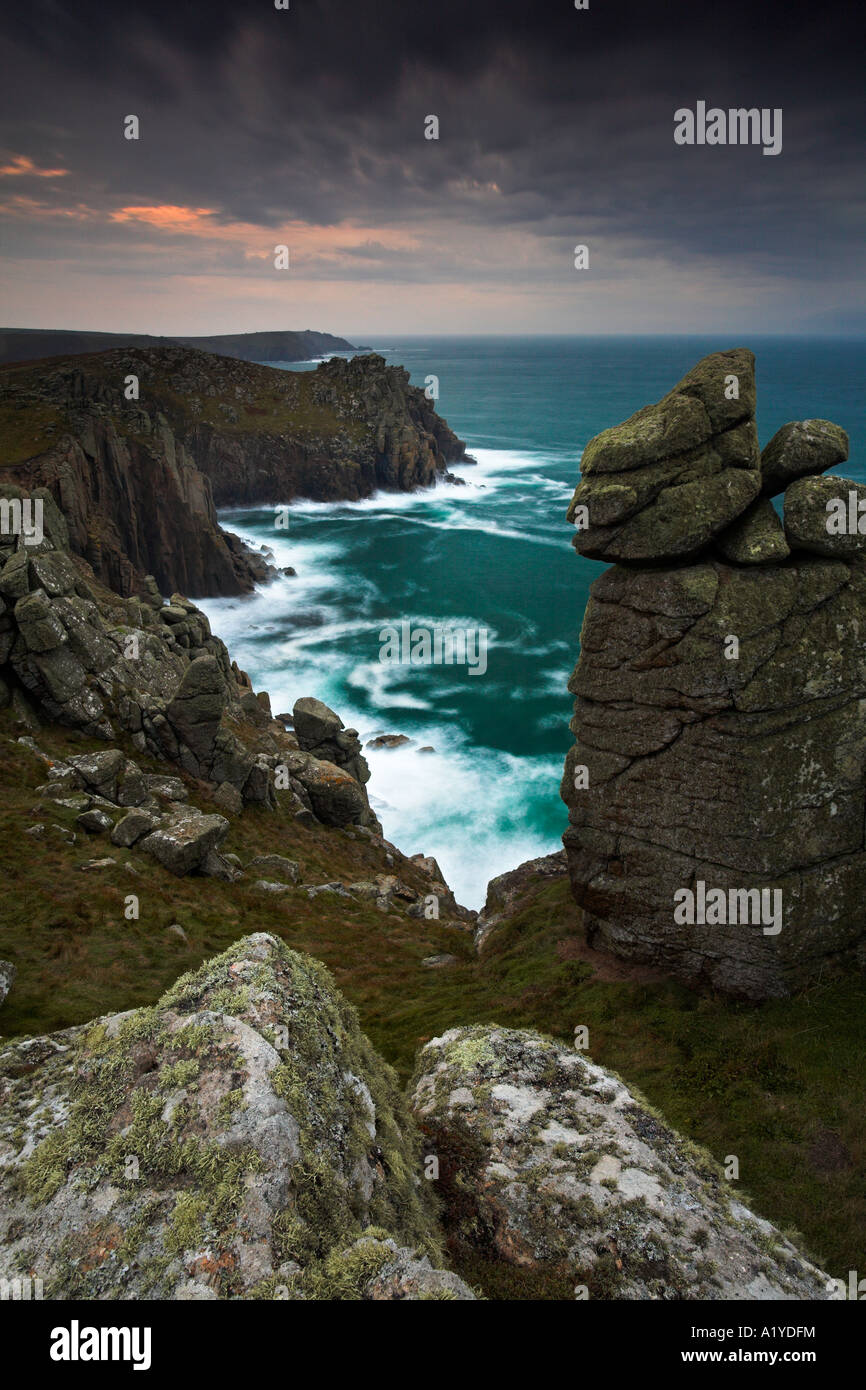 La spettacolare costa al Land s End, Cornwall, Inghilterra Foto Stock