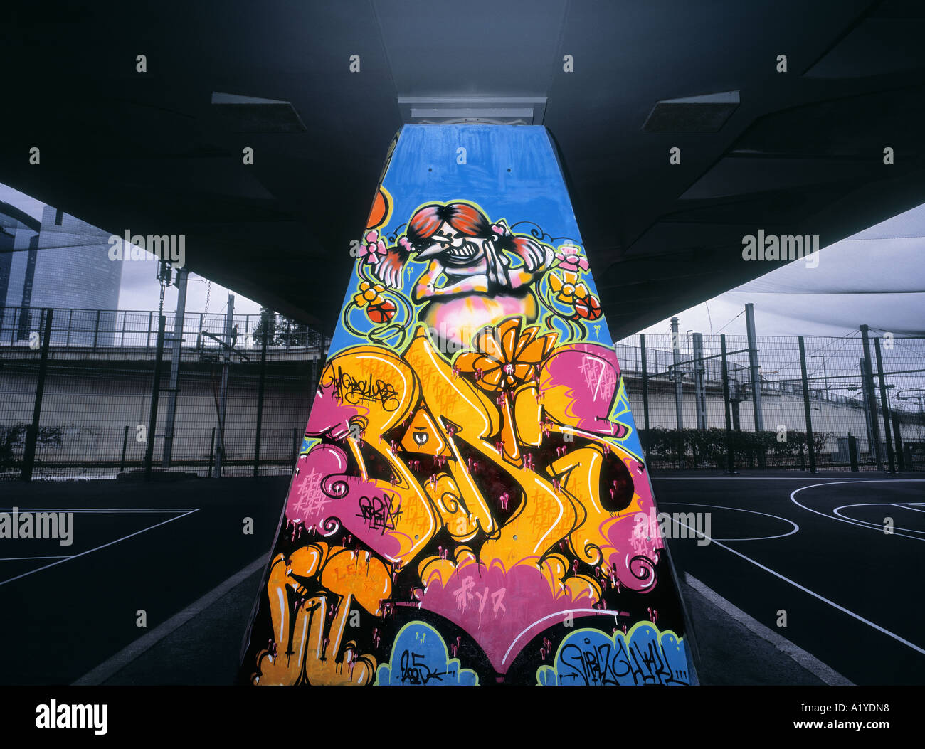 I graffiti sulla colonna a ponte, Courbevoie (Parigi, Francia). Foto Stock