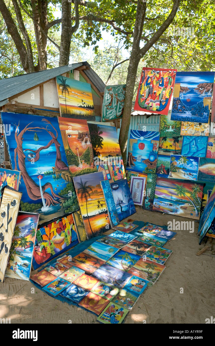 Arte locale per la vendita al mercato di spiaggia, Sosua, Puerto Plata, costa Nord, Repubblica Dominicana Foto Stock