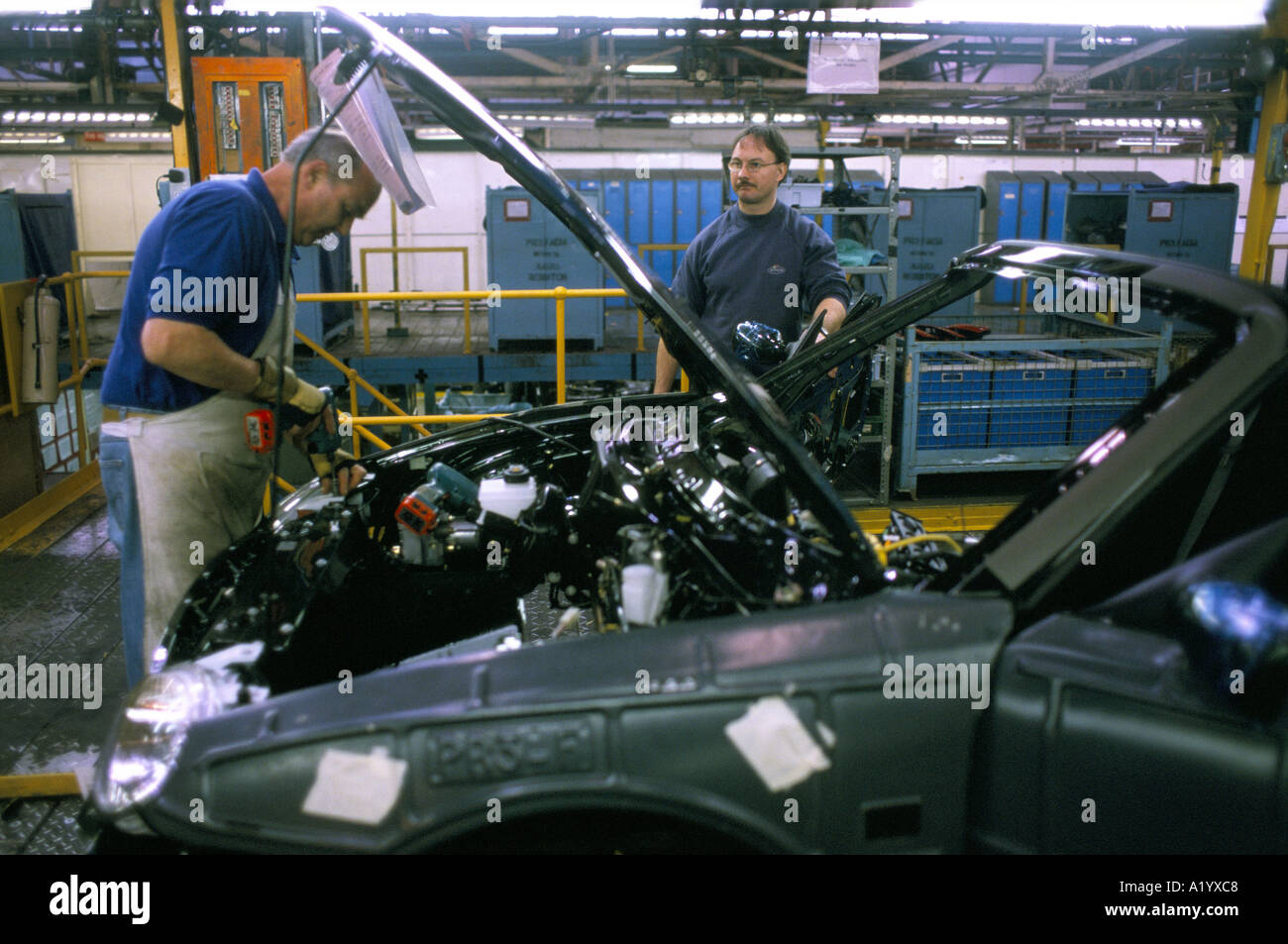 Lavoratori assemblare parti al ROVER S LONGBRIDGE IMPIANTO AUTO BIRMINGHAM 1999 1999 Foto Stock