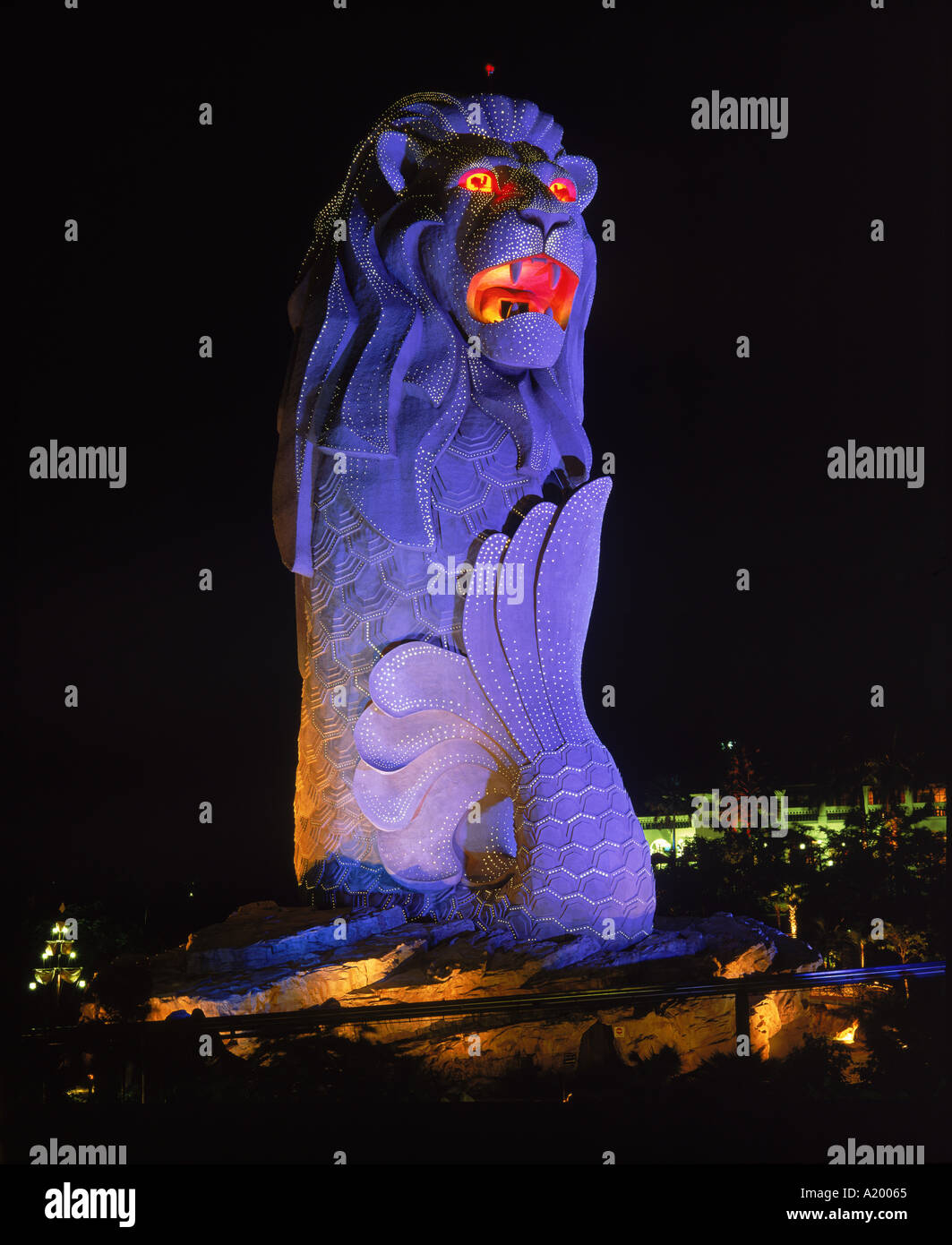 La statua Merlion il simbolo di Singapore in luce blu in notturna a Singapore Asia G Hellier Foto Stock
