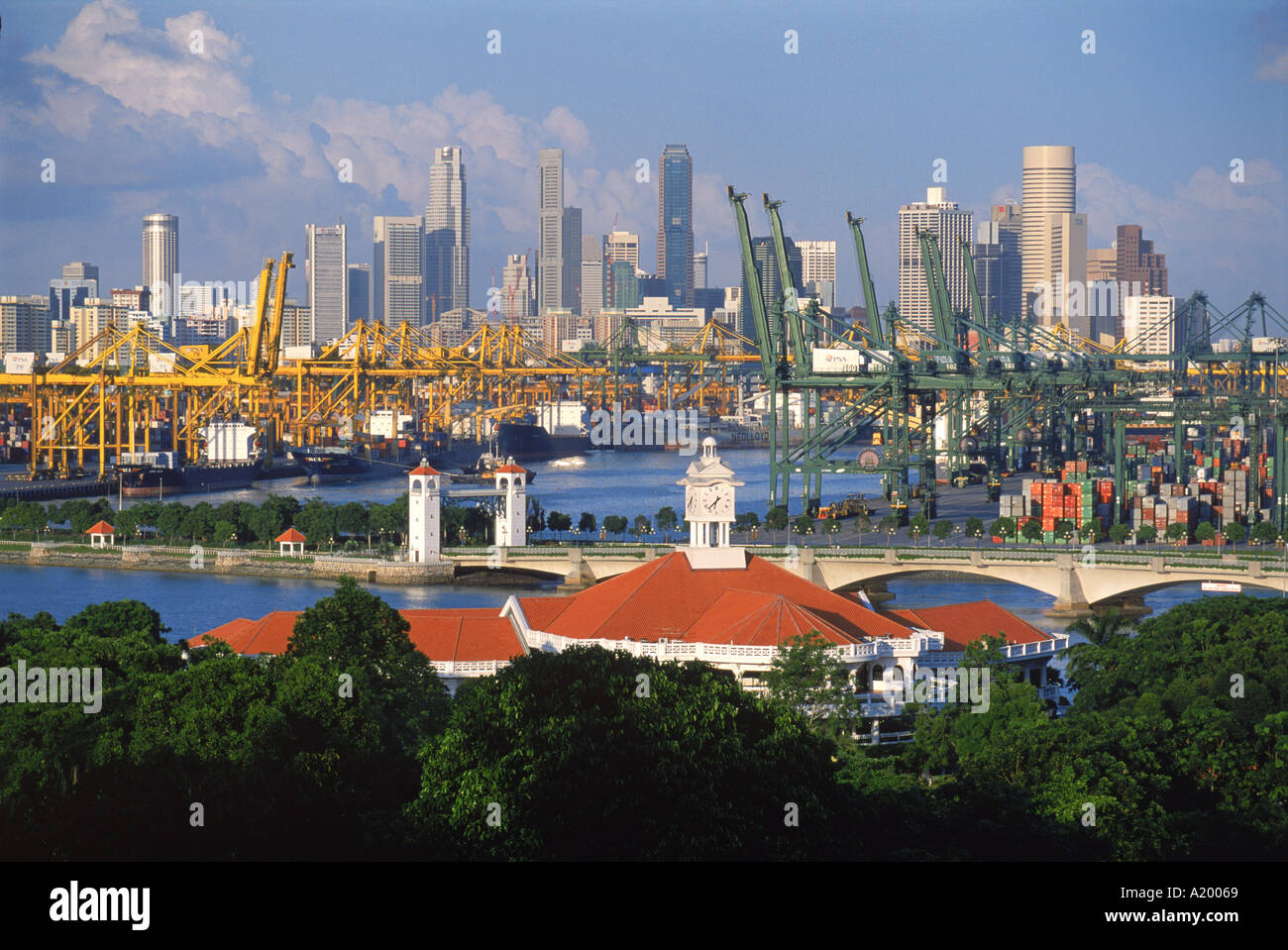 Lo skyline della città e i mondi più trafficato porto di contenitore da l'isola di Sentosa Singapore Asia G Hellier Foto Stock