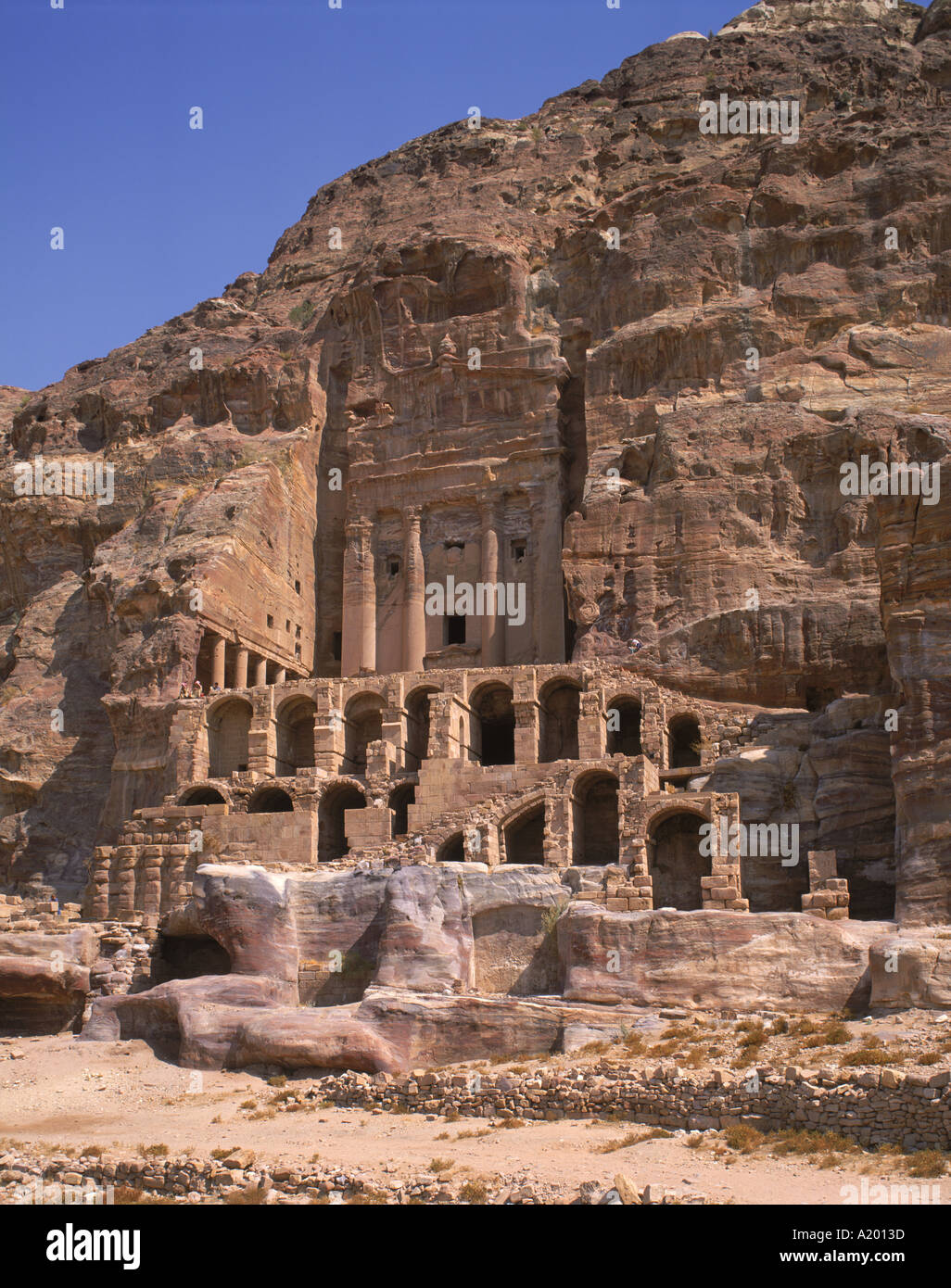 Nabatean tomba corinzio e urna risalente C1o annuncio in East Cliff di Wadi Musa in Petra Giordania Medio Oriente G R Richardson Foto Stock