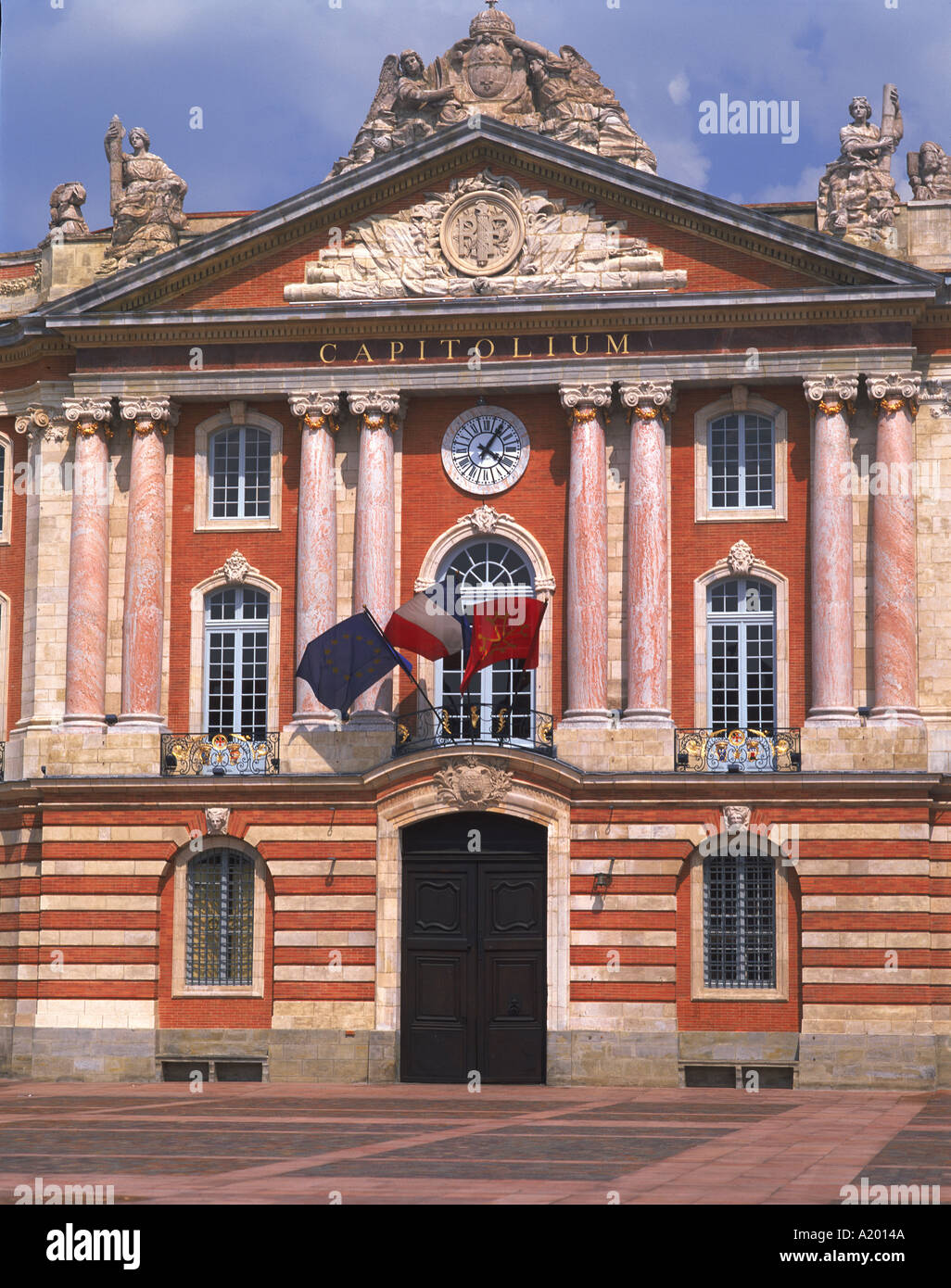 Bandiere che sventolano al di sotto di un orologio da edificio Capitole Toulouse Haute Garonne Midi Pirenei Francia G R Richardson Foto Stock
