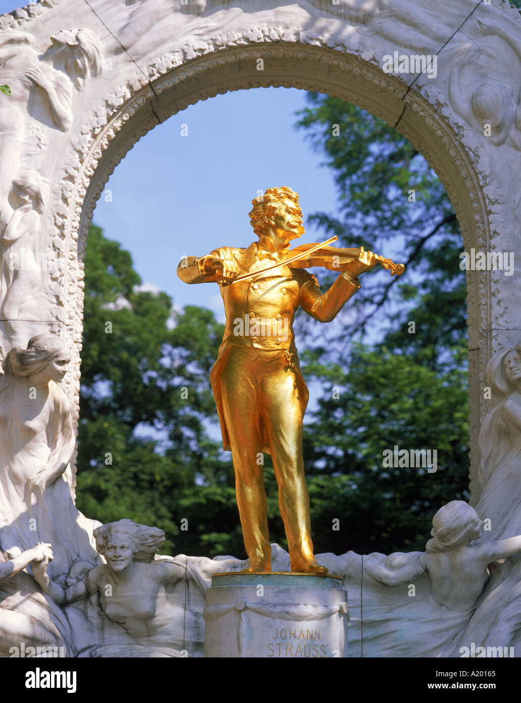 Statua d'oro del musicista Johann Strauss a Vienna Austria G R Richardson Foto Stock