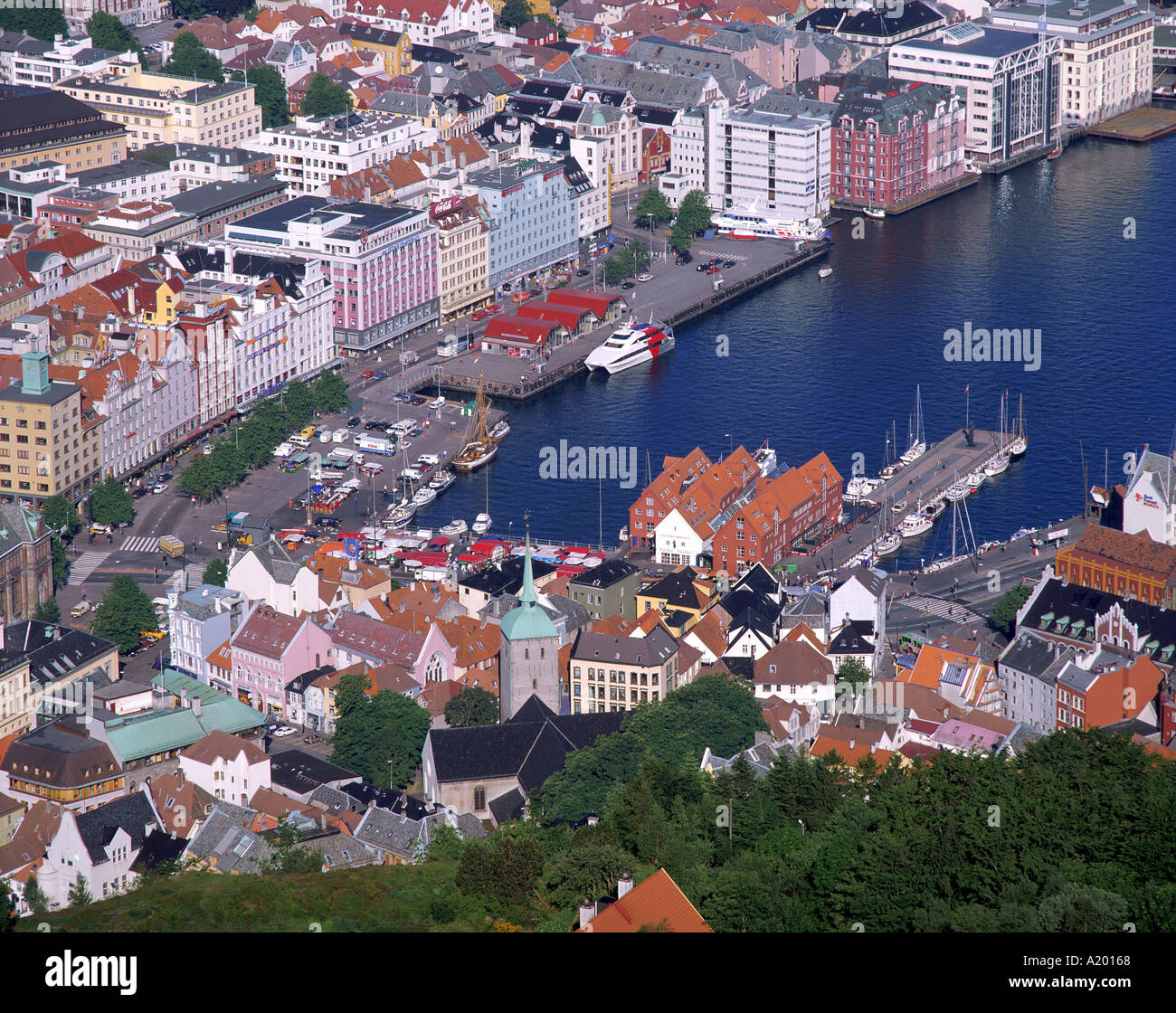 Vista aerea del porto di Bryggen Bergen visto da Floien Norvegia G R Richardson Foto Stock