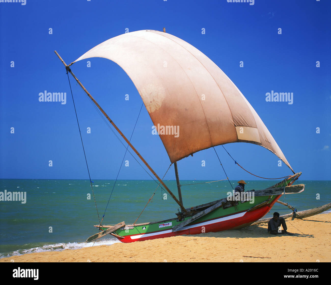 I pescatori all'ombra di una vela di una imbarcazione per la pesca sulla spiaggia di Negombo Sri Lanka asia G R Richardson Foto Stock