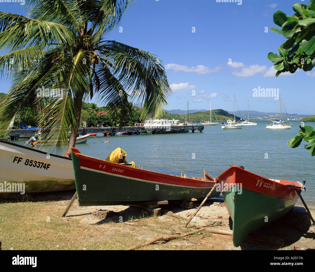 Barche da pesca tirare sulla spiaggia a Trois Ilets Harbour Martinica Caraibi G R Richardson Foto Stock