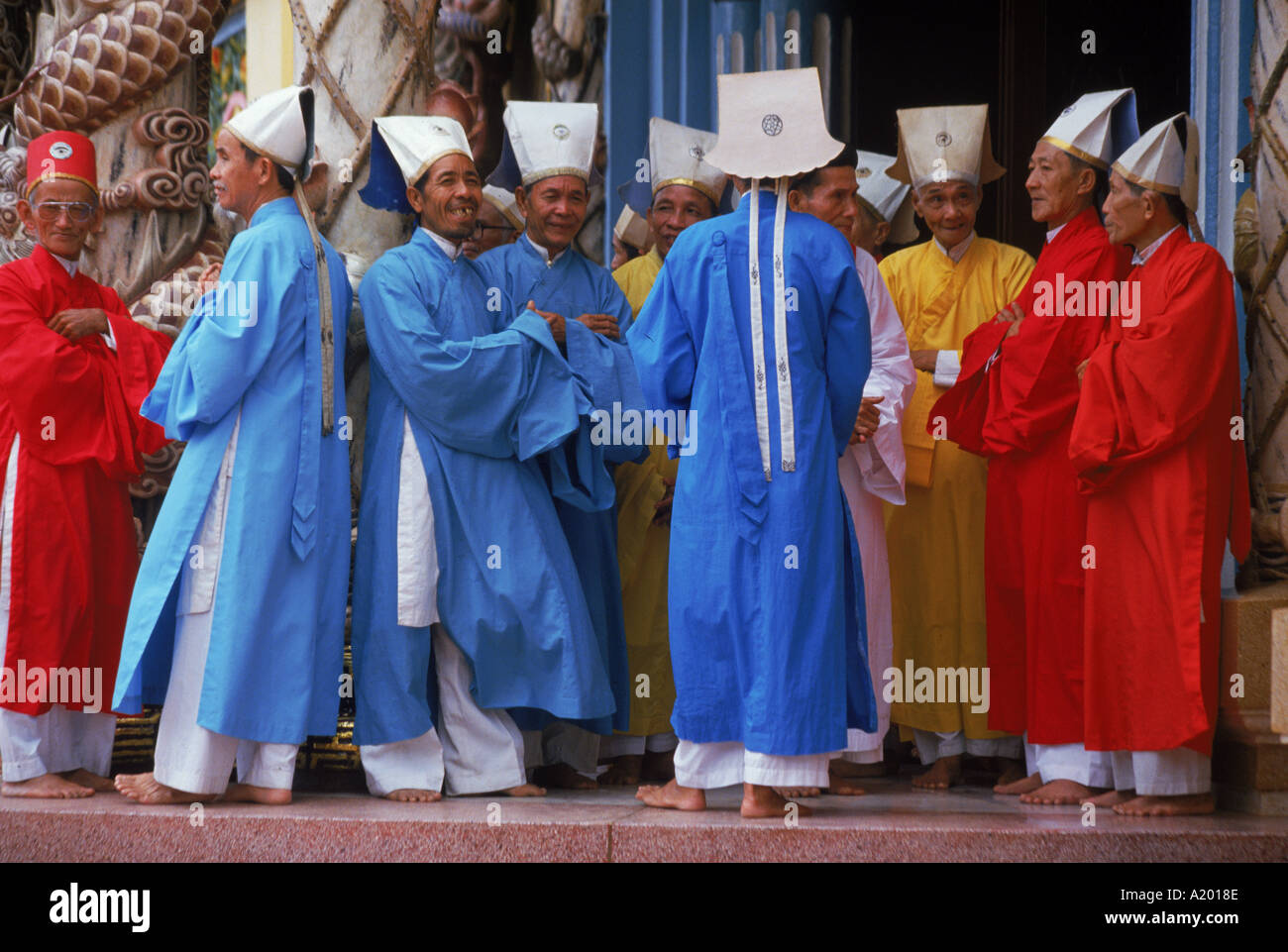 Un gruppo di dignitari Caodist in abito cerimoniale al Cadai Grande Tempio a Tay Ninh Halong Bay Vietnam Asia J Sweeney Foto Stock