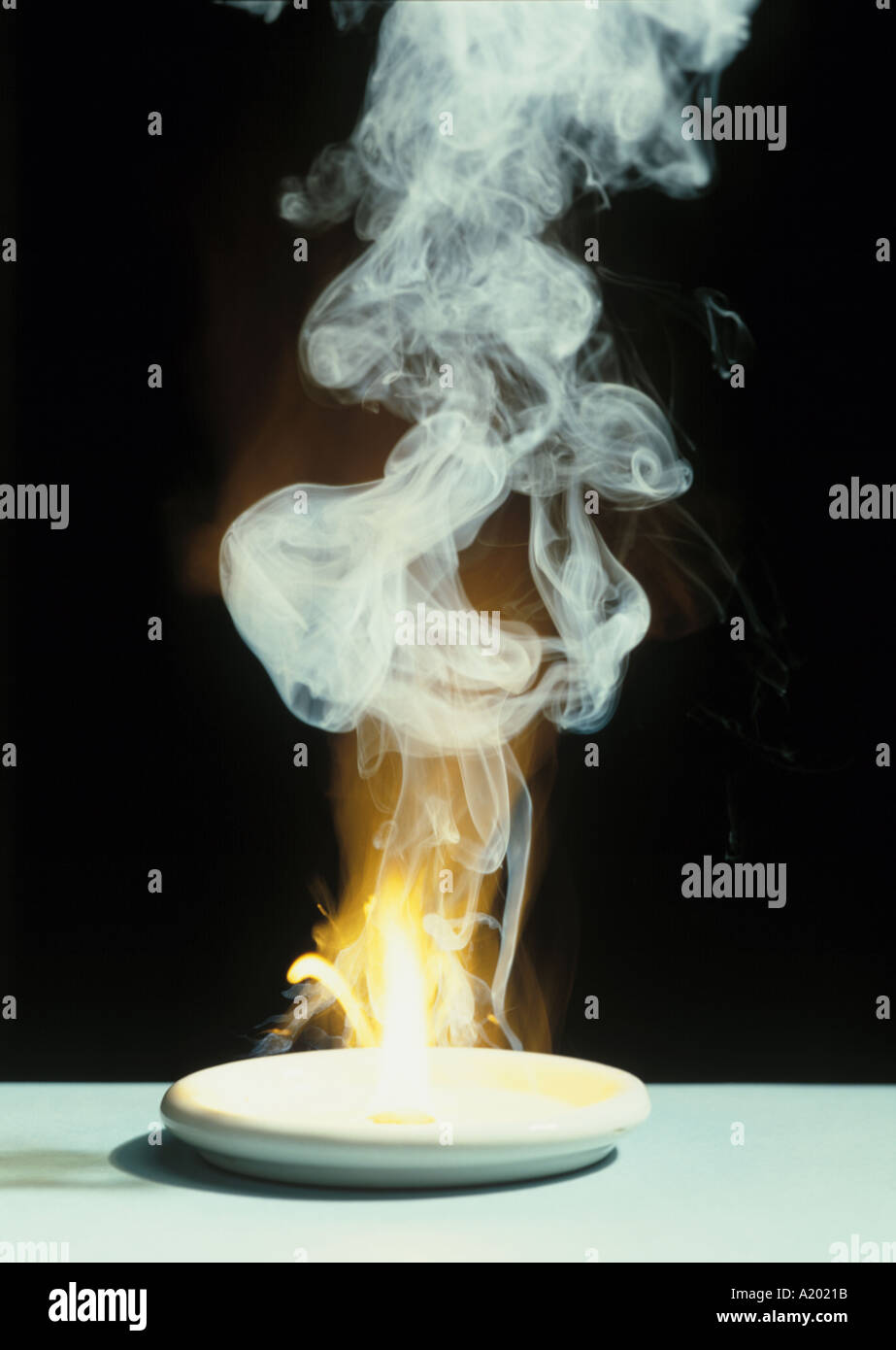 Fosforo che brucia nell'aria - reazione esotermica che produce una fiamma luminosa, fumo bianco e fumi pericolosi. Dimostrazione delle proprietà di K. Foto Stock