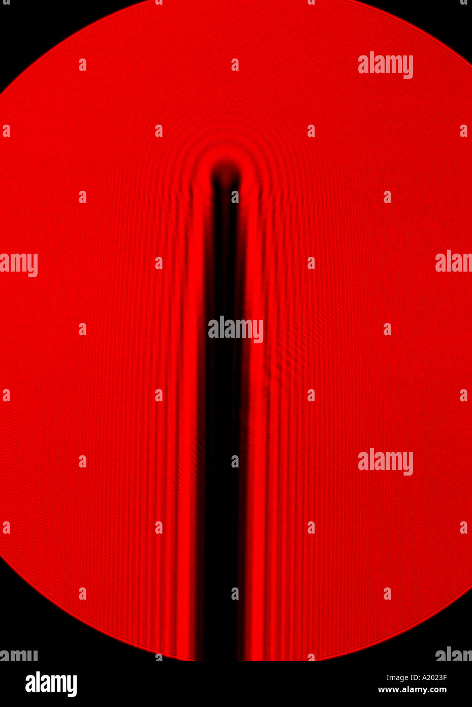 La diffrazione di rosso laser a elio-neon luce attorno alla punta di un ago Foto Stock