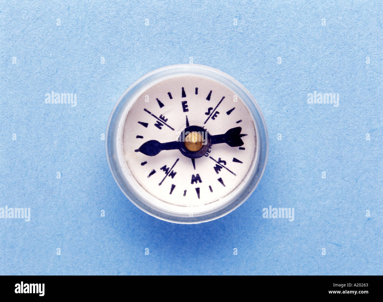 In prossimità di una bussola di tracciatura come usato per la tracciatura di campi magnetici attorno a magneti Foto Stock