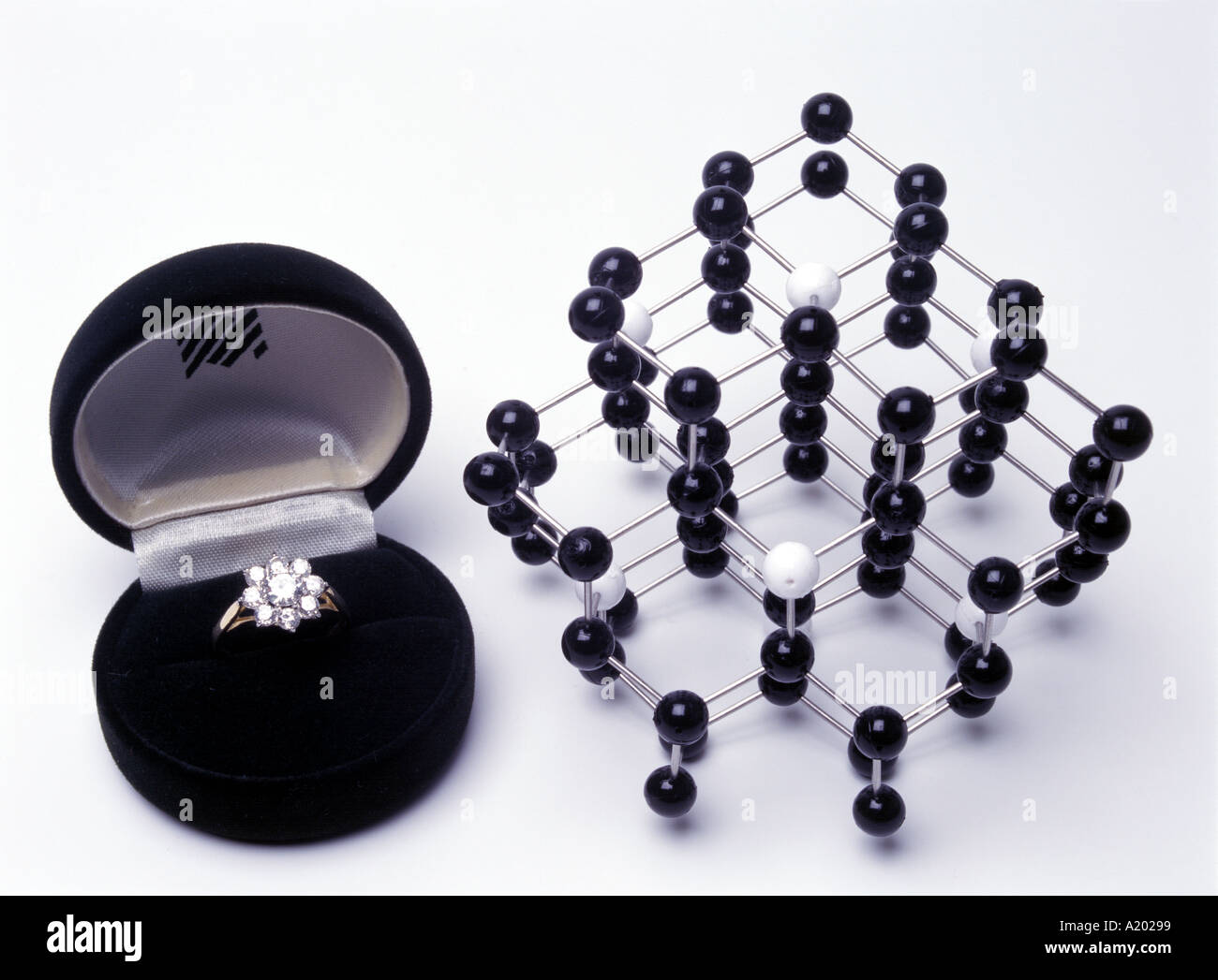 Il modello molecolare del diamante accanto a corona diamantata Foto Stock