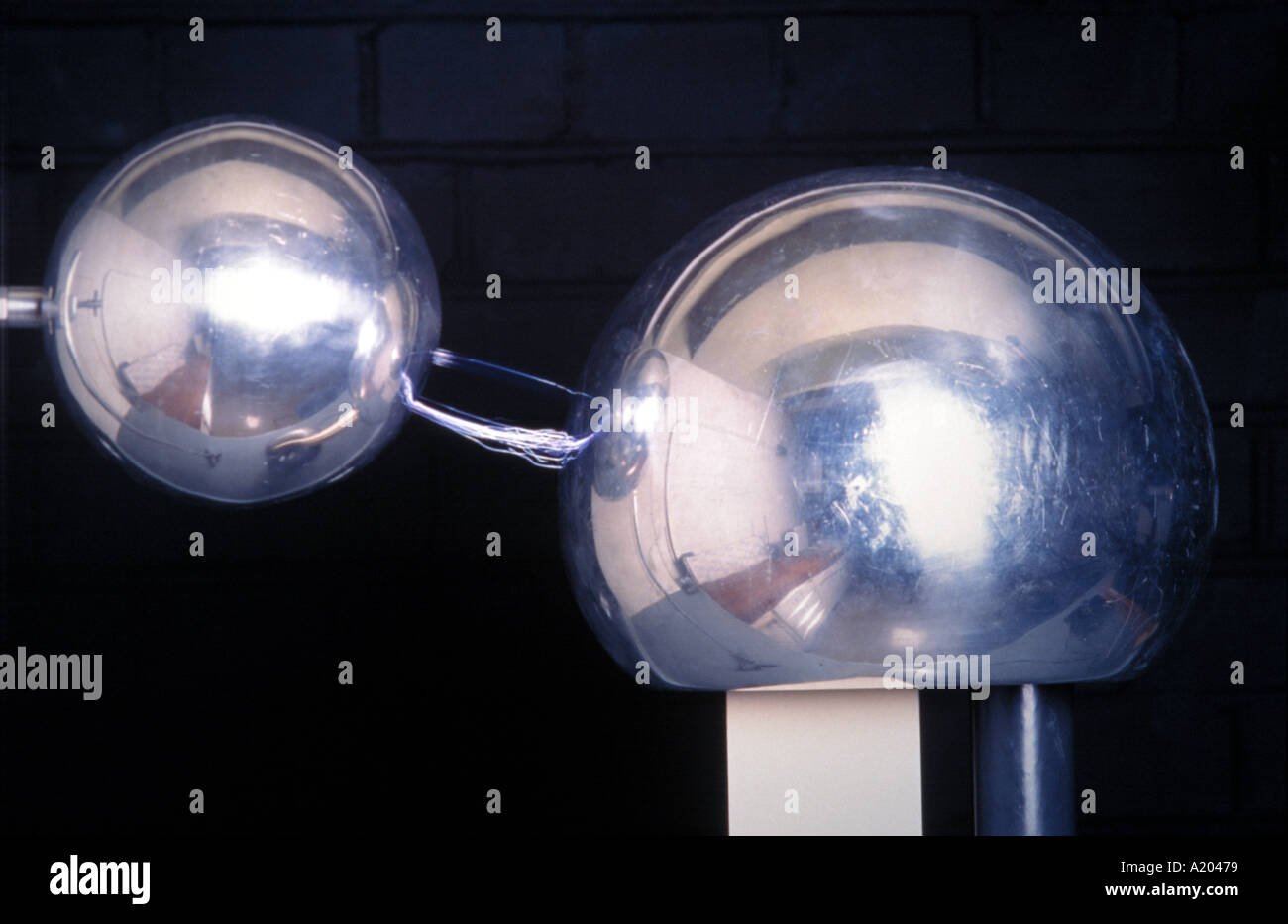 Van de Graaff cupola della scintilla di accensione a sfera vicino fino Foto Stock